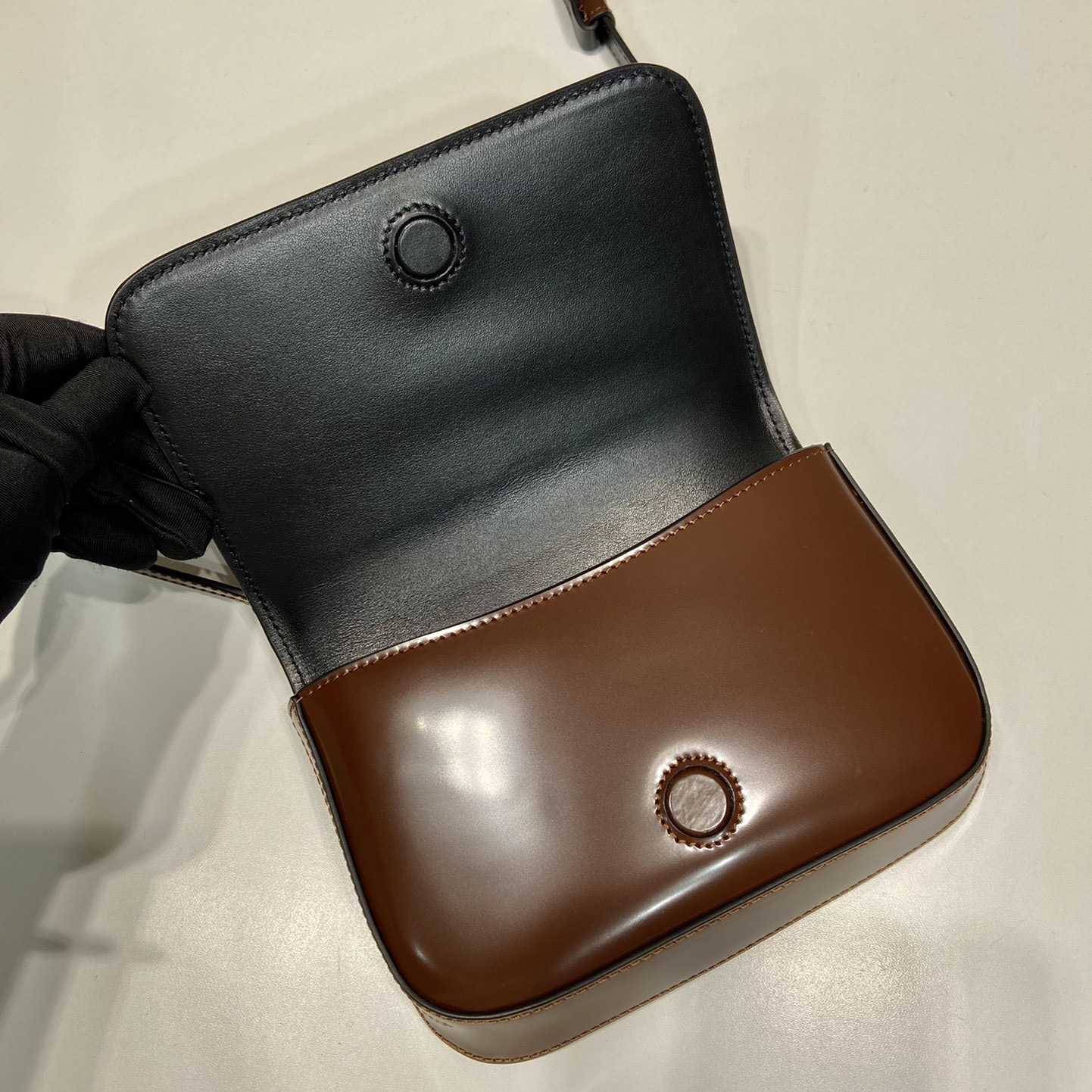 Prada Minitasche aus gebürstetem Leder mit Schultergurt - EUR FASHION