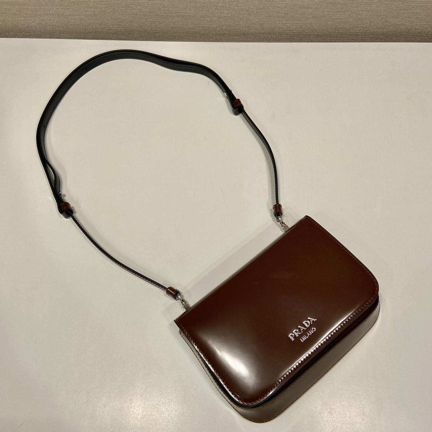 Prada Minitasche aus gebürstetem Leder mit Schultergurt - EUR FASHION
