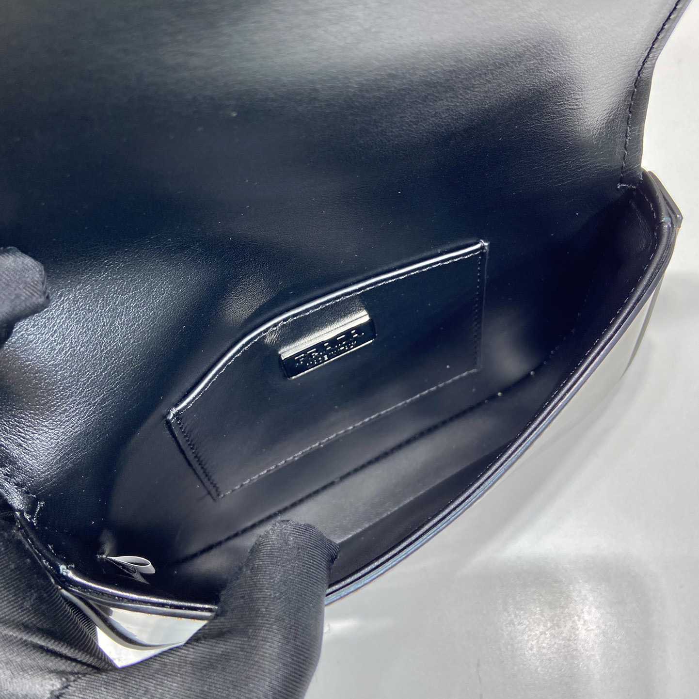 Prada Minitasche aus gebürstetem Leder mit Schultergurt - EUR FASHION