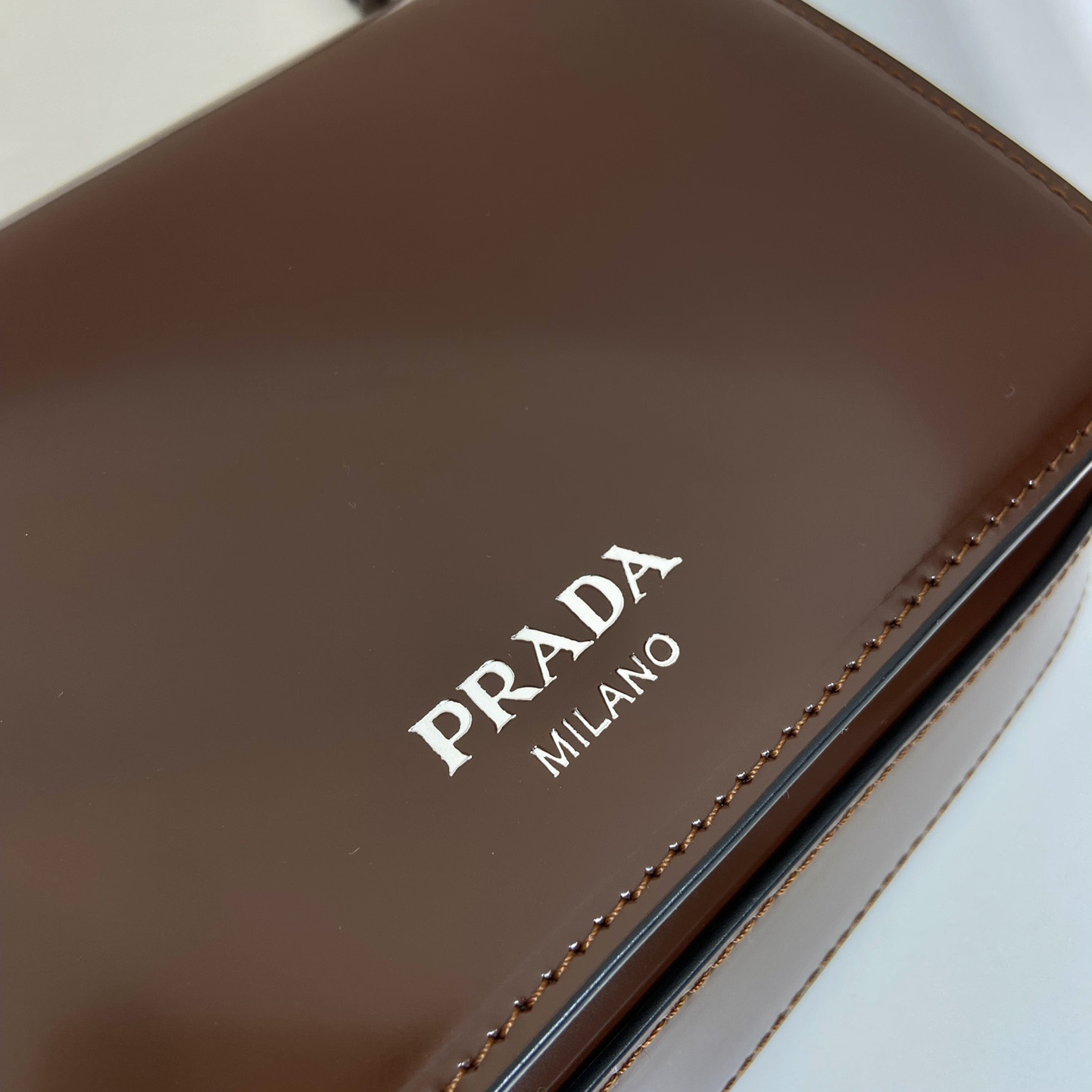 Prada Minitasche aus gebürstetem Leder mit Schultergurt - EUR FASHION
