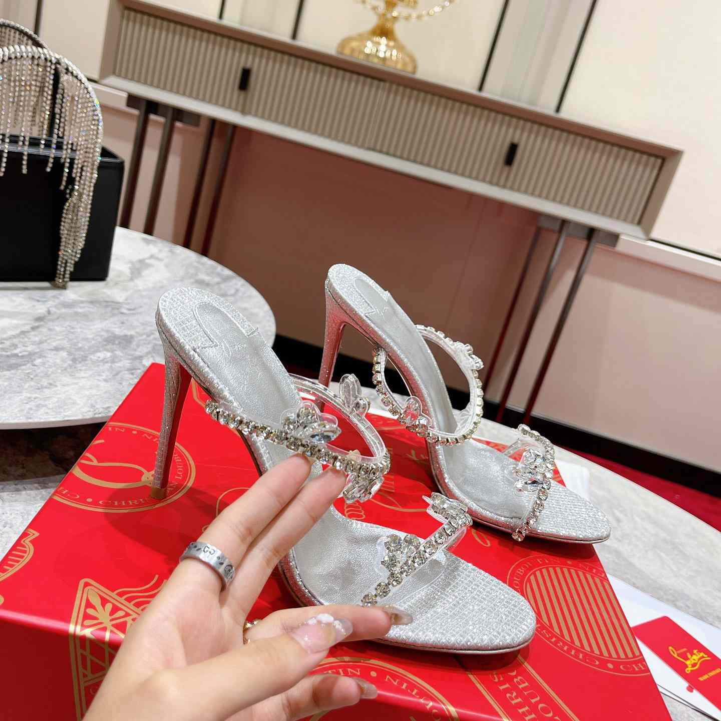 Christian Louboutin ist einfach Königin - EUR FASHION