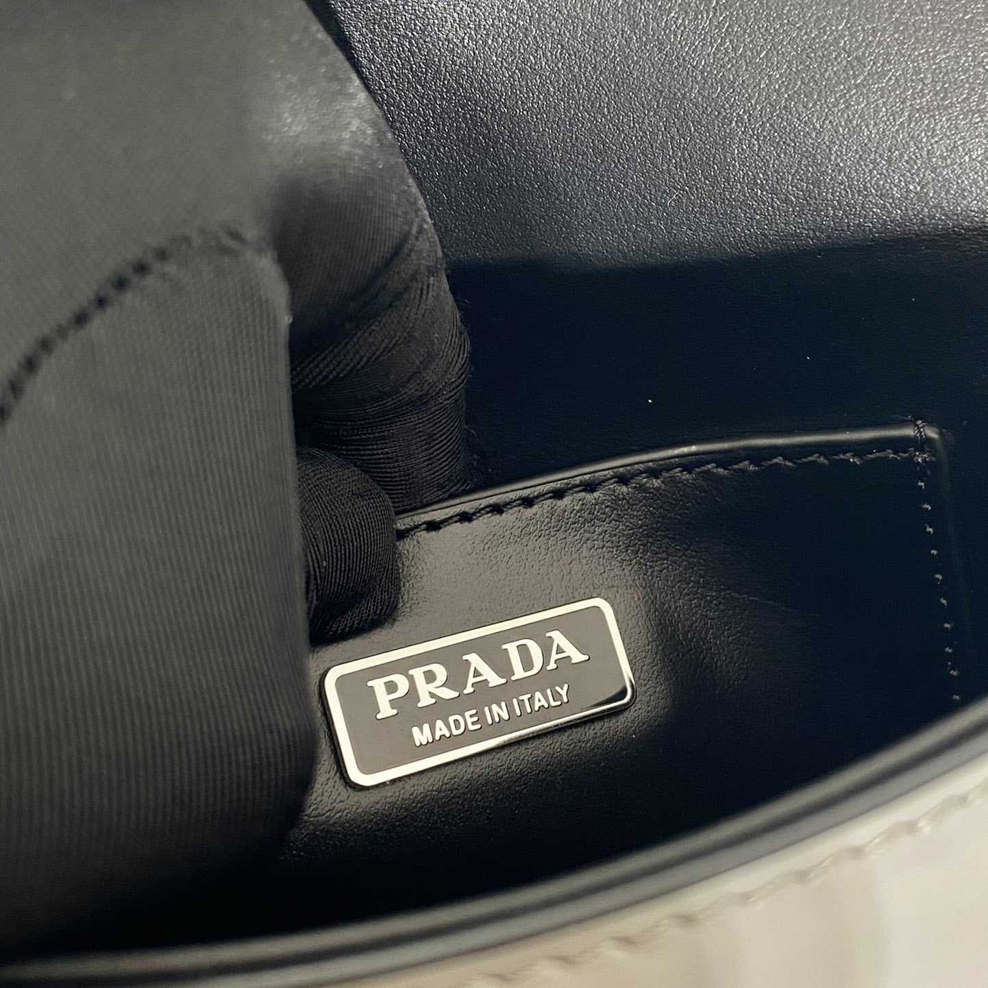 Prada Minitasche aus gebürstetem Leder mit Schultergurt - EUR FASHION