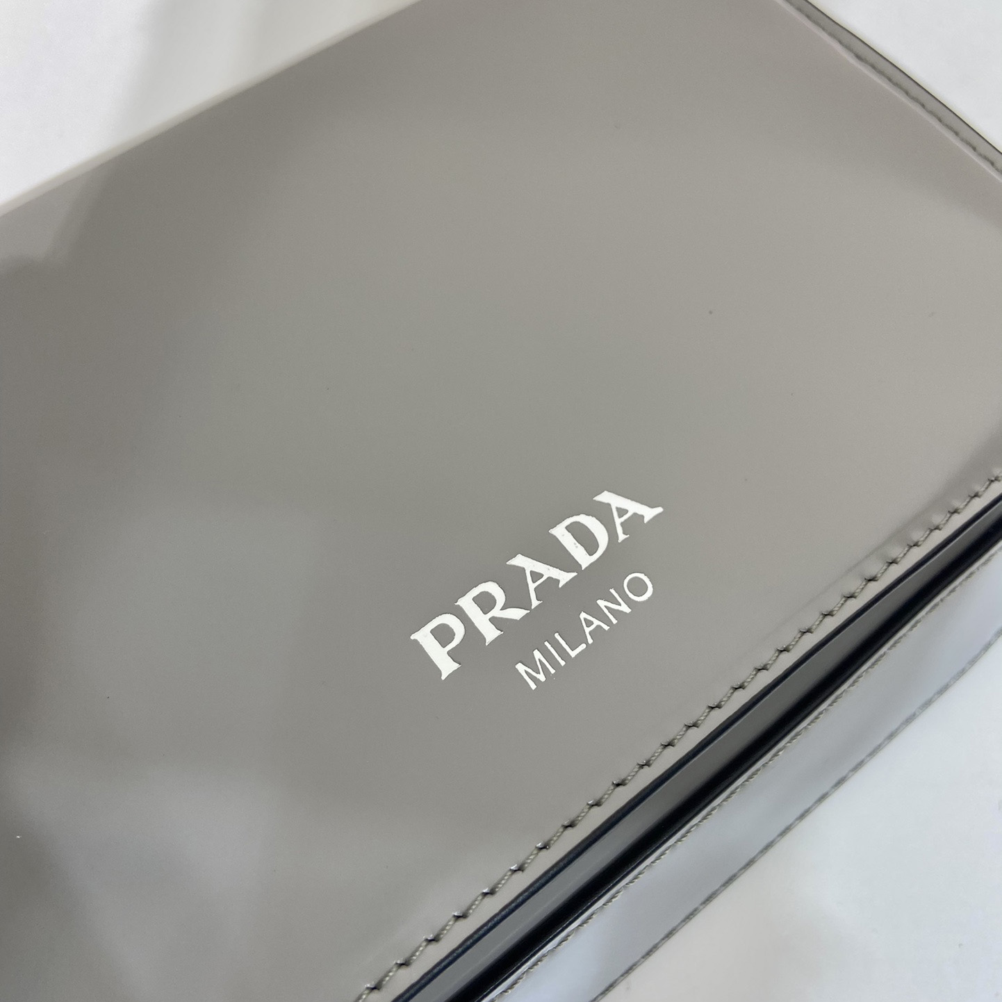 Prada Minitasche aus gebürstetem Leder mit Schultergurt - EUR FASHION