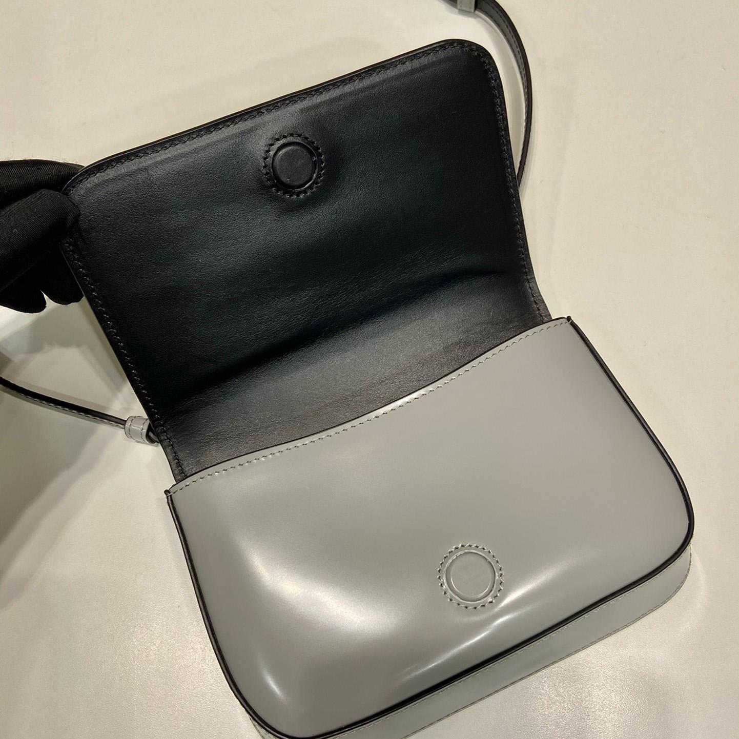Prada Minitasche aus gebürstetem Leder mit Schultergurt - EUR FASHION