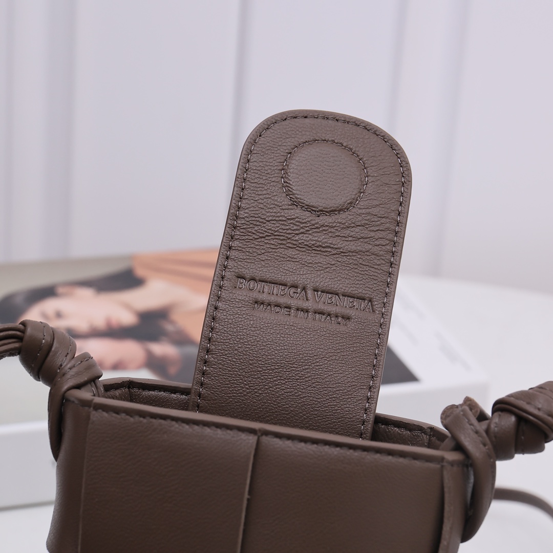 Bottega Veneta Mini Cassette Umhängetasche - EUR FASHION