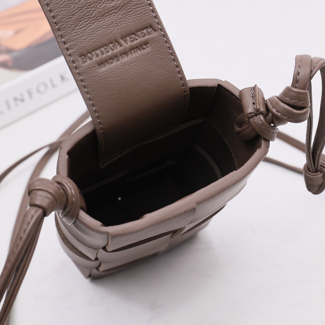 Bottega Veneta Mini Cassette Umhängetasche - EUR FASHION