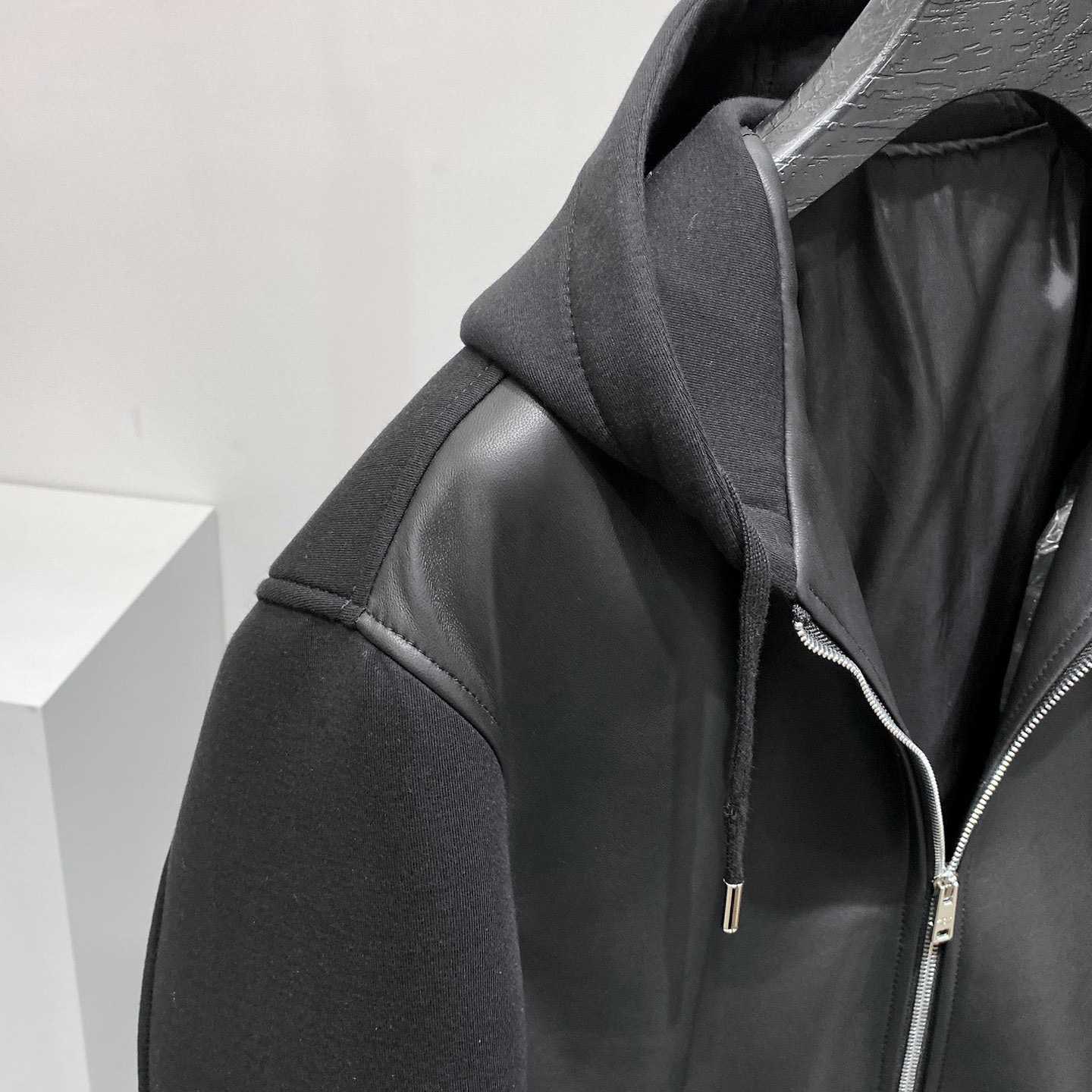 Technische Kapuzenjacke aus Fleece und Leder von Prada - EUR FASHION