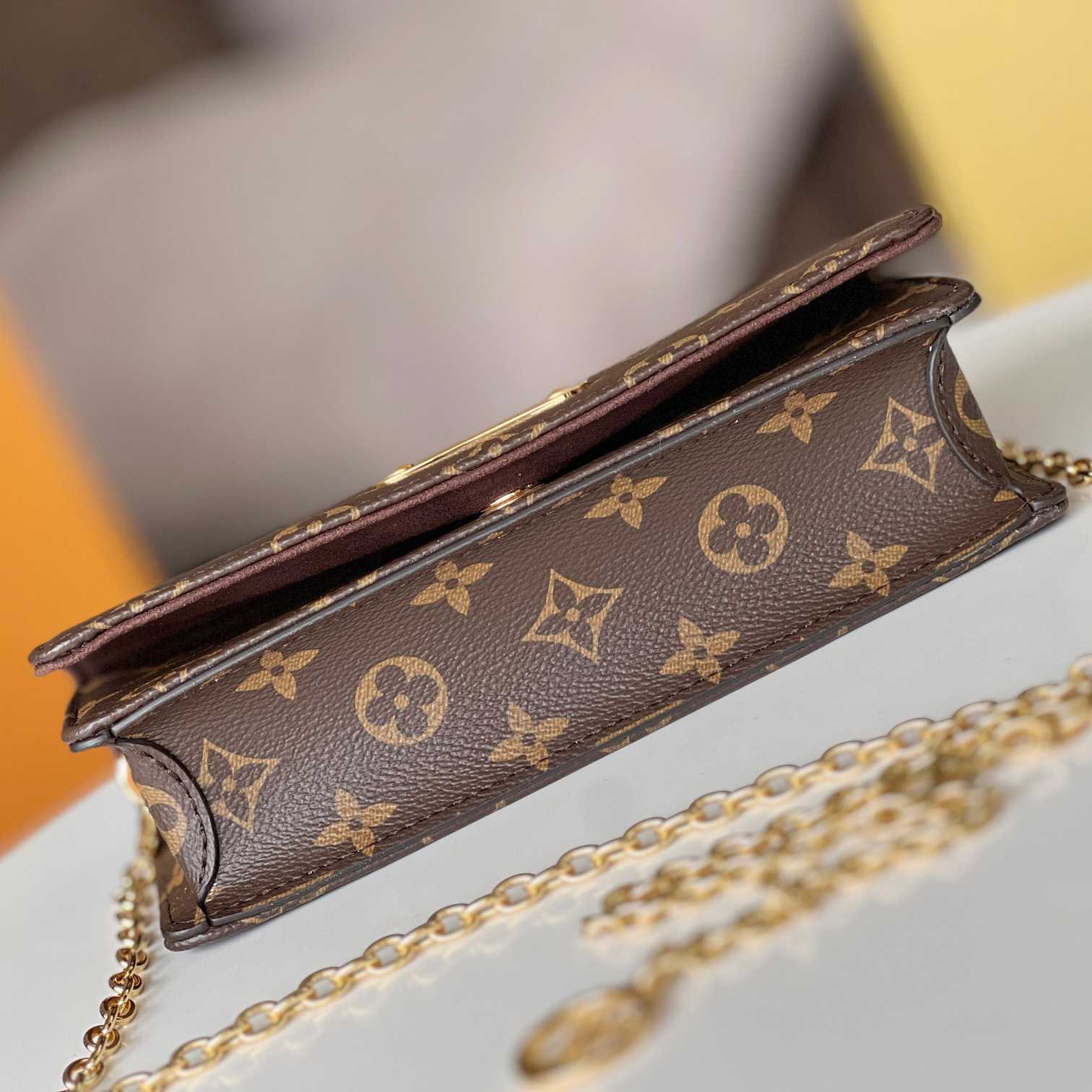 Louis Vuitton Geldbörse mit Kette Lilie (20,7 x 10,2 x 3,5 cm) M82509 - EUR FASHION