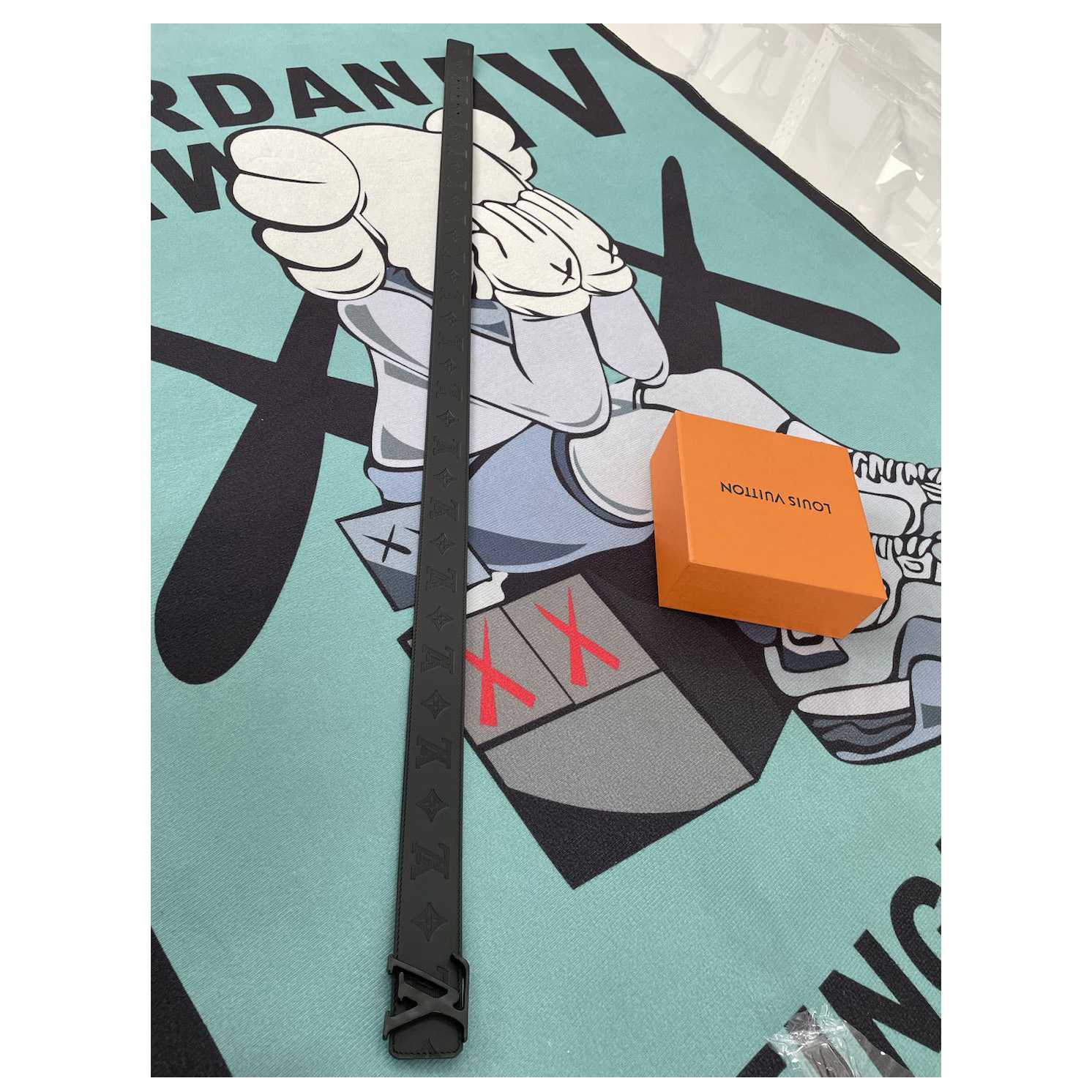 Schwarzer Ledergürtel mit Louis Vuitton-Monogramm - EUR FASHION