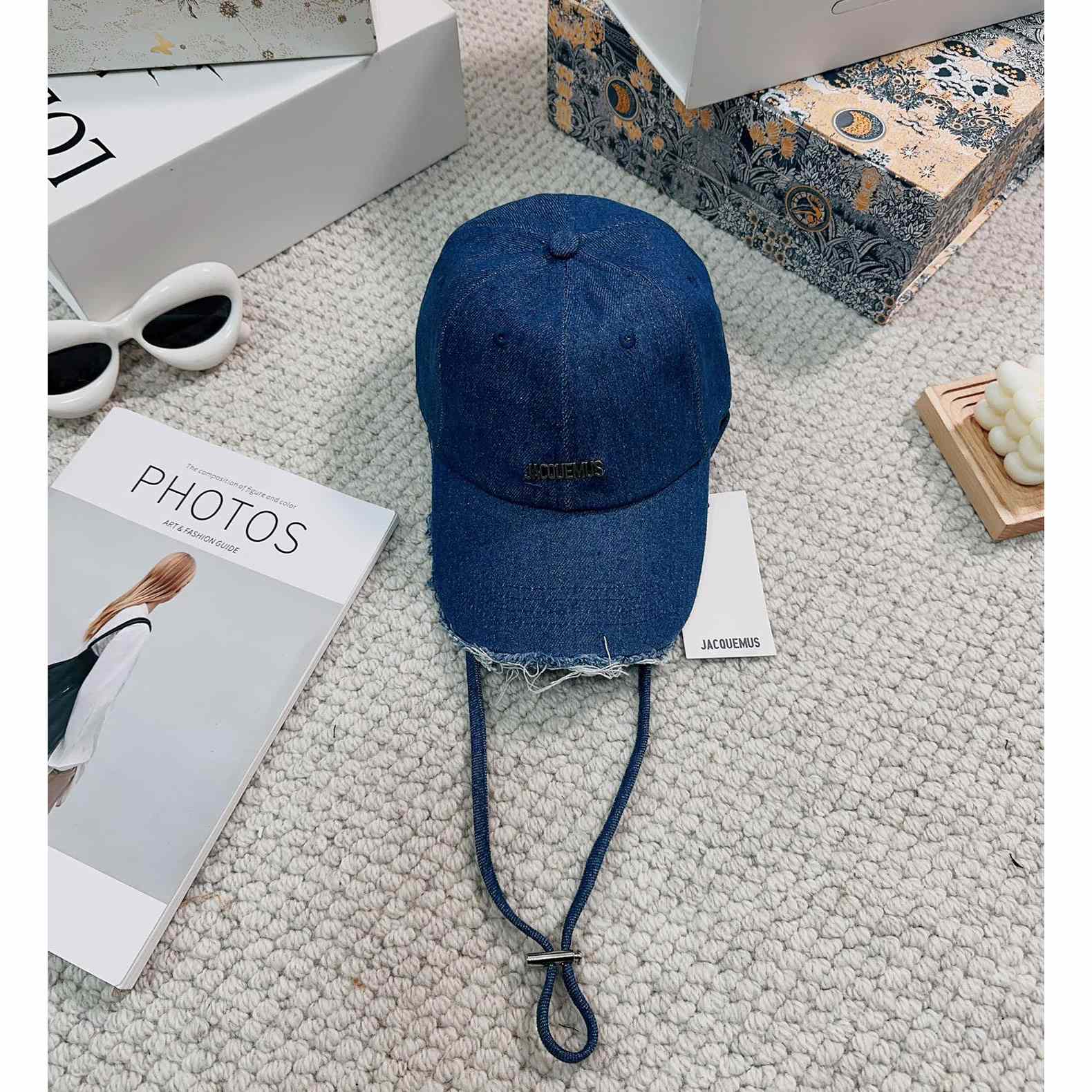 Jacquemus Blue Artichaut verzierte, ausgefranste Denim-Baseballkappe - EUR FASHION