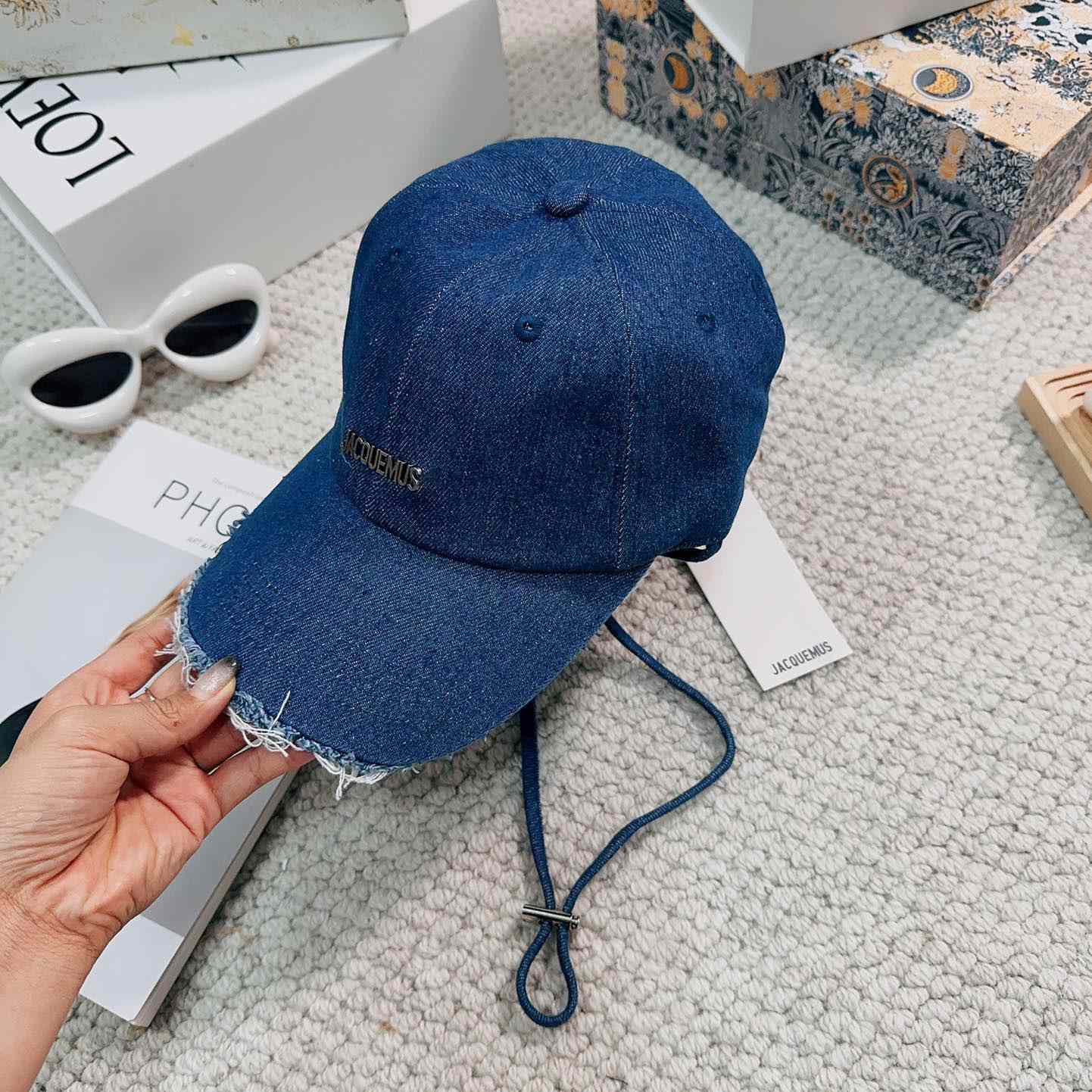 Jacquemus Blue Artichaut verzierte, ausgefranste Denim-Baseballkappe - EUR FASHION