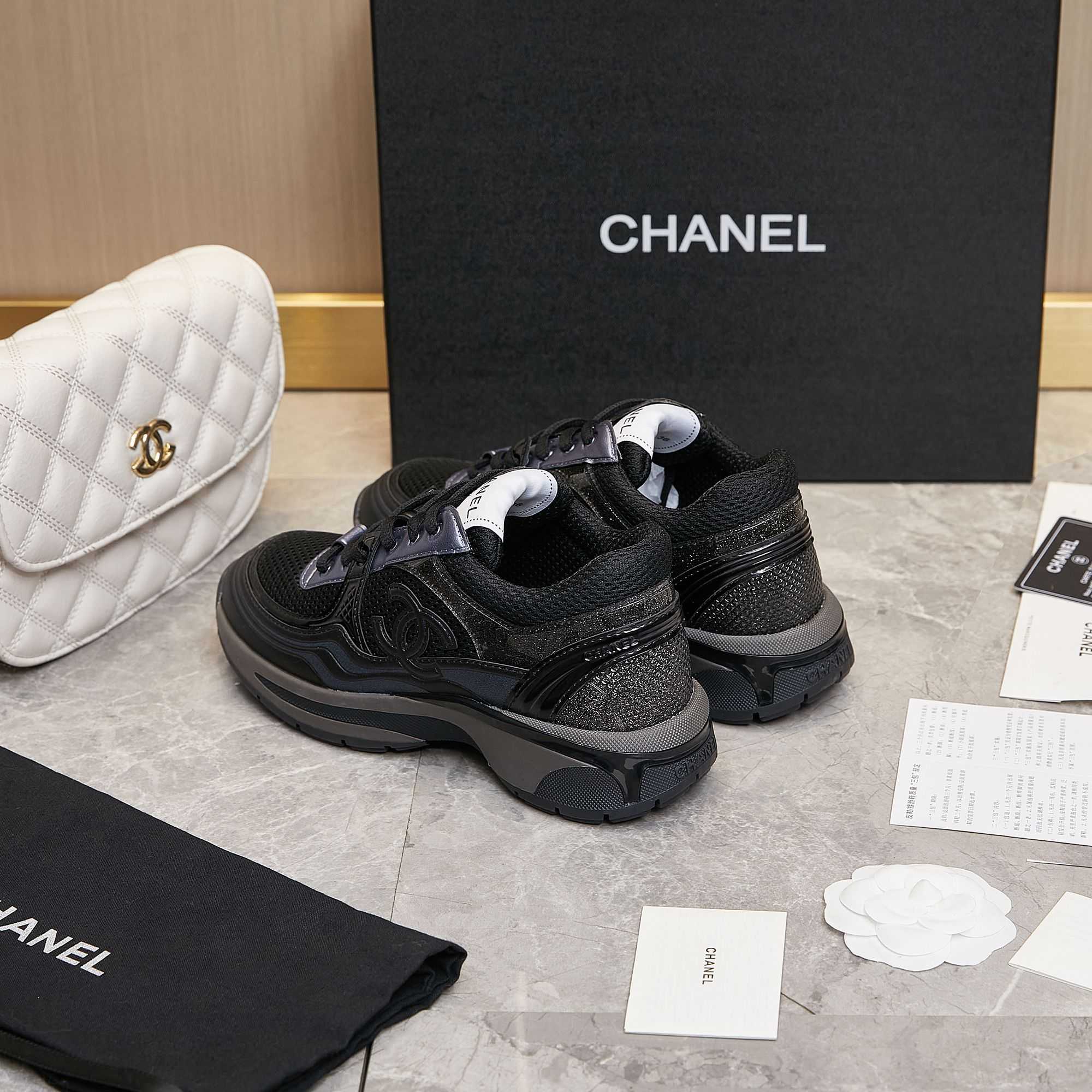 Chanel-Sneaker aus Stoff und Laminat - EUR FASHION