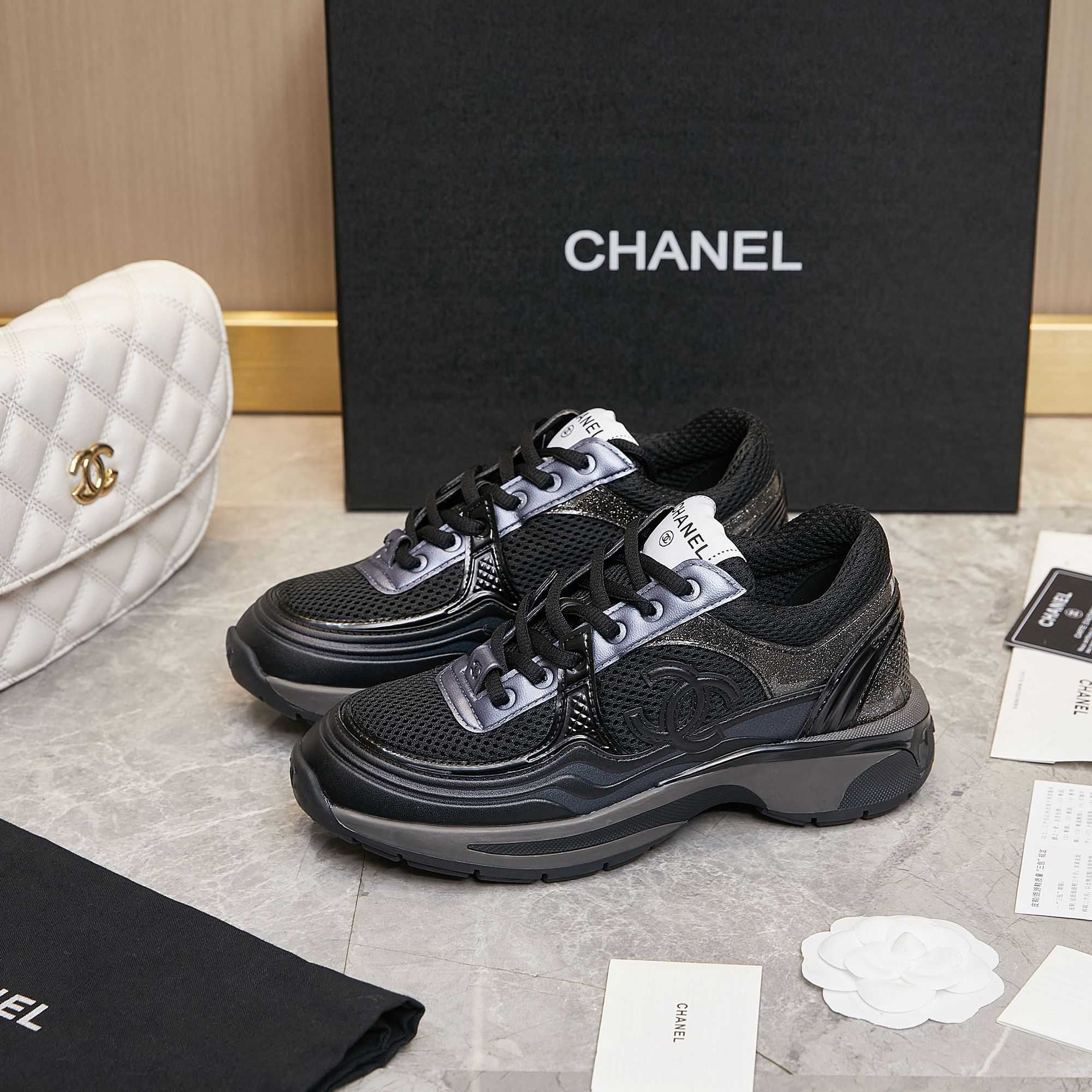 Chanel-Sneaker aus Stoff und Laminat - EUR FASHION