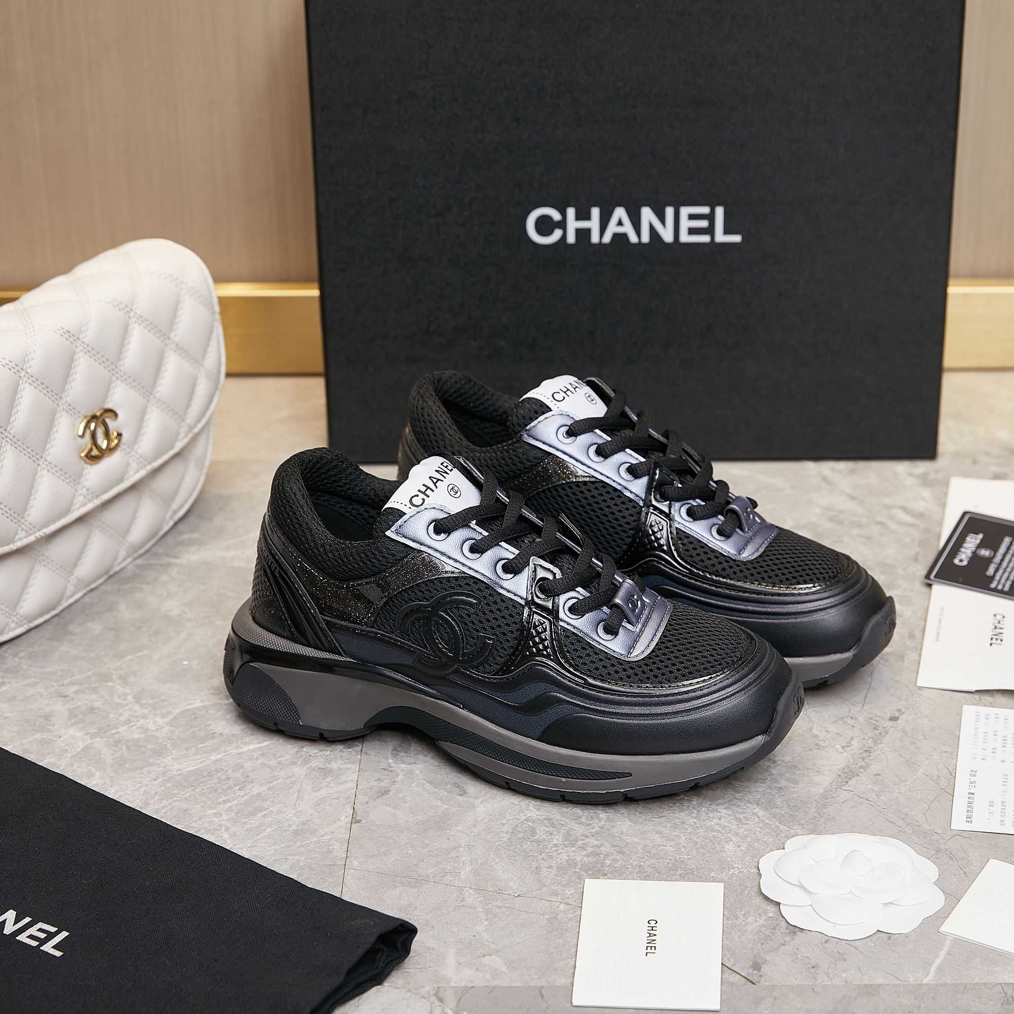 Chanel-Sneaker aus Stoff und Laminat - EUR FASHION