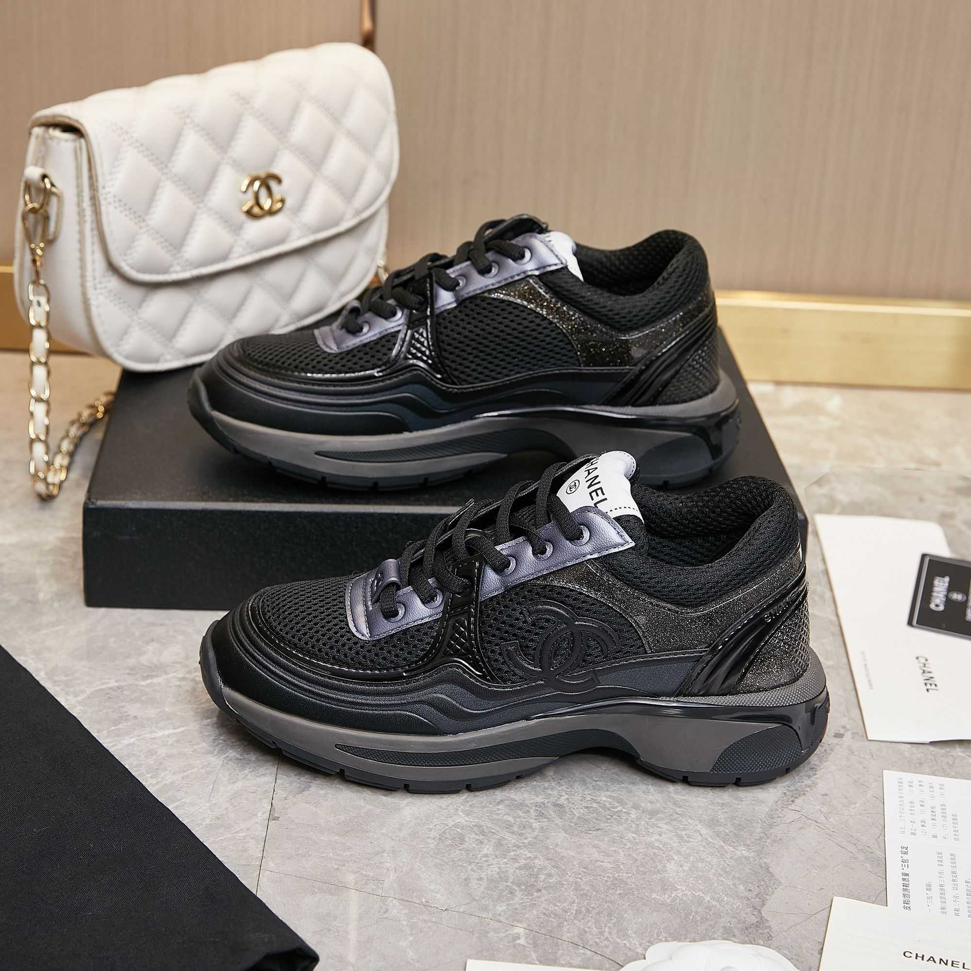 Chanel-Sneaker aus Stoff und Laminat - EUR FASHION