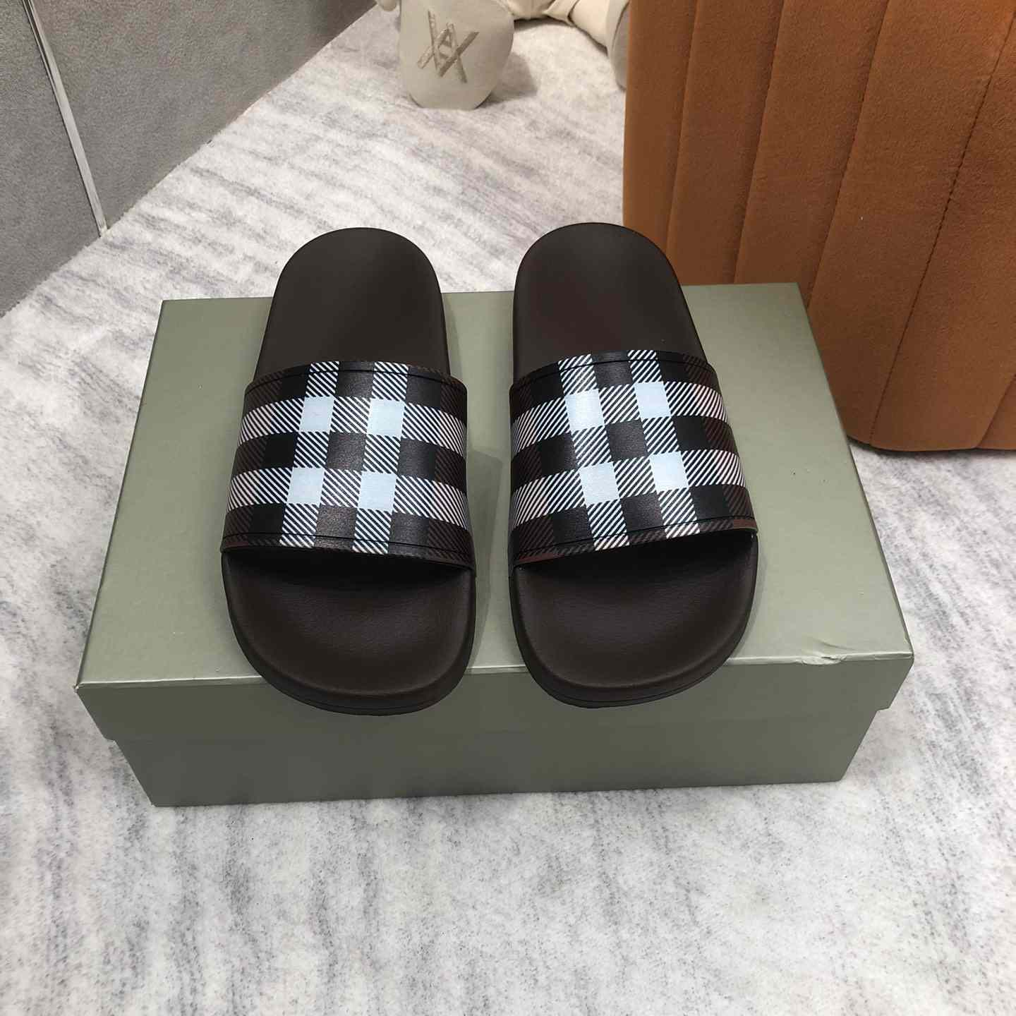 Burberry-Slides mit Karomuster - EUR FASHION