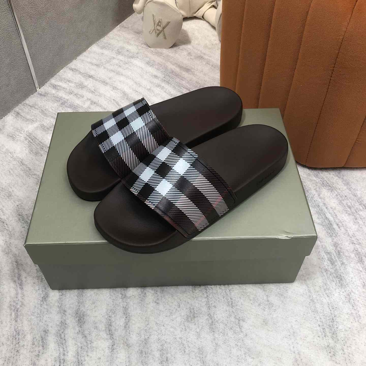 Burberry-Slides mit Karomuster - EUR FASHION