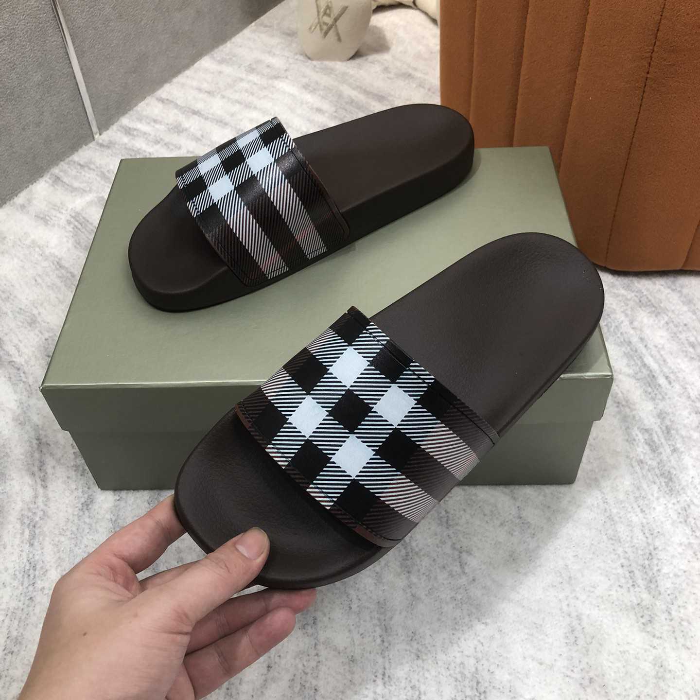 Burberry-Slides mit Karomuster - EUR FASHION