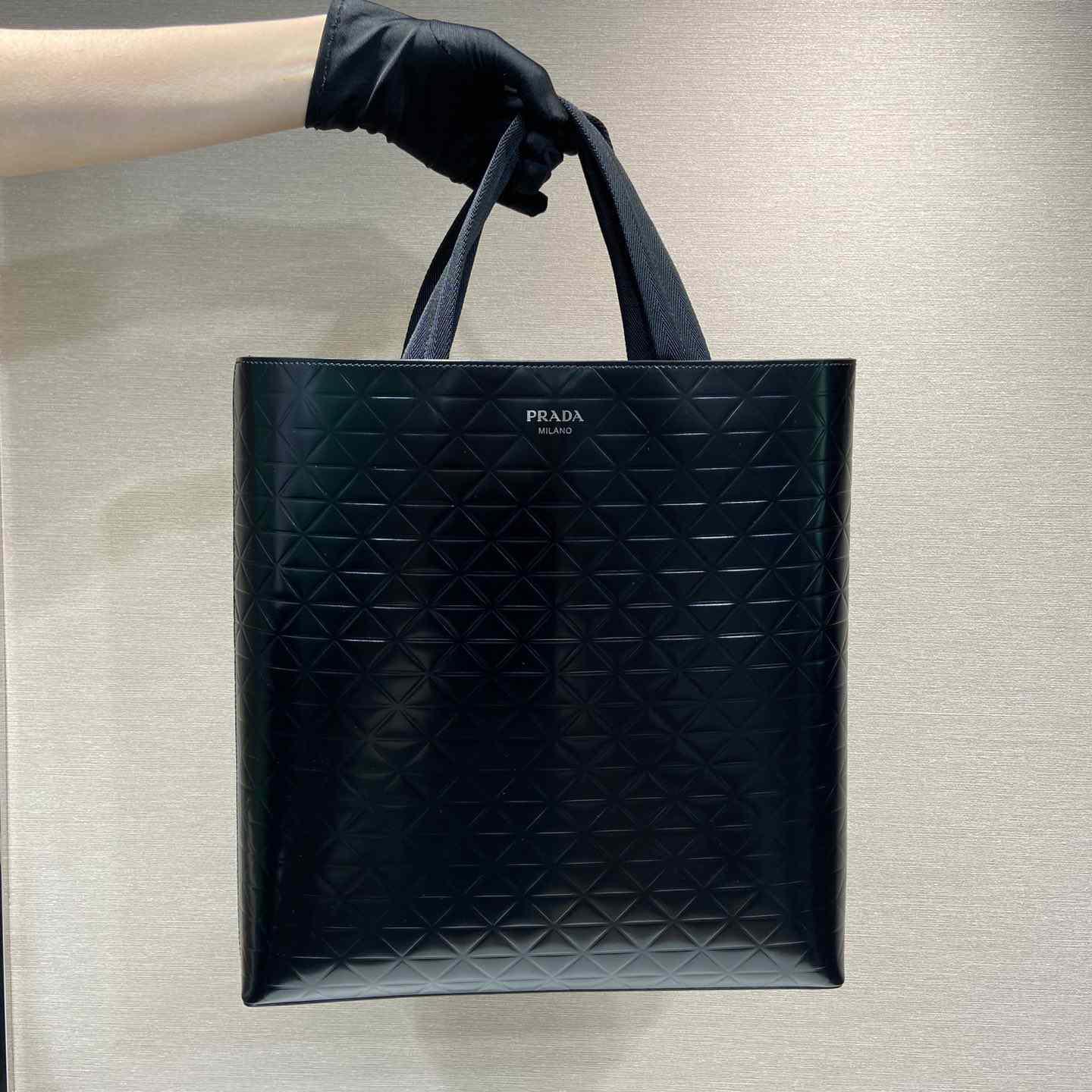 Prada-Einkaufstasche aus gebürstetem Leder mit Wasserflasche - EUR FASHION