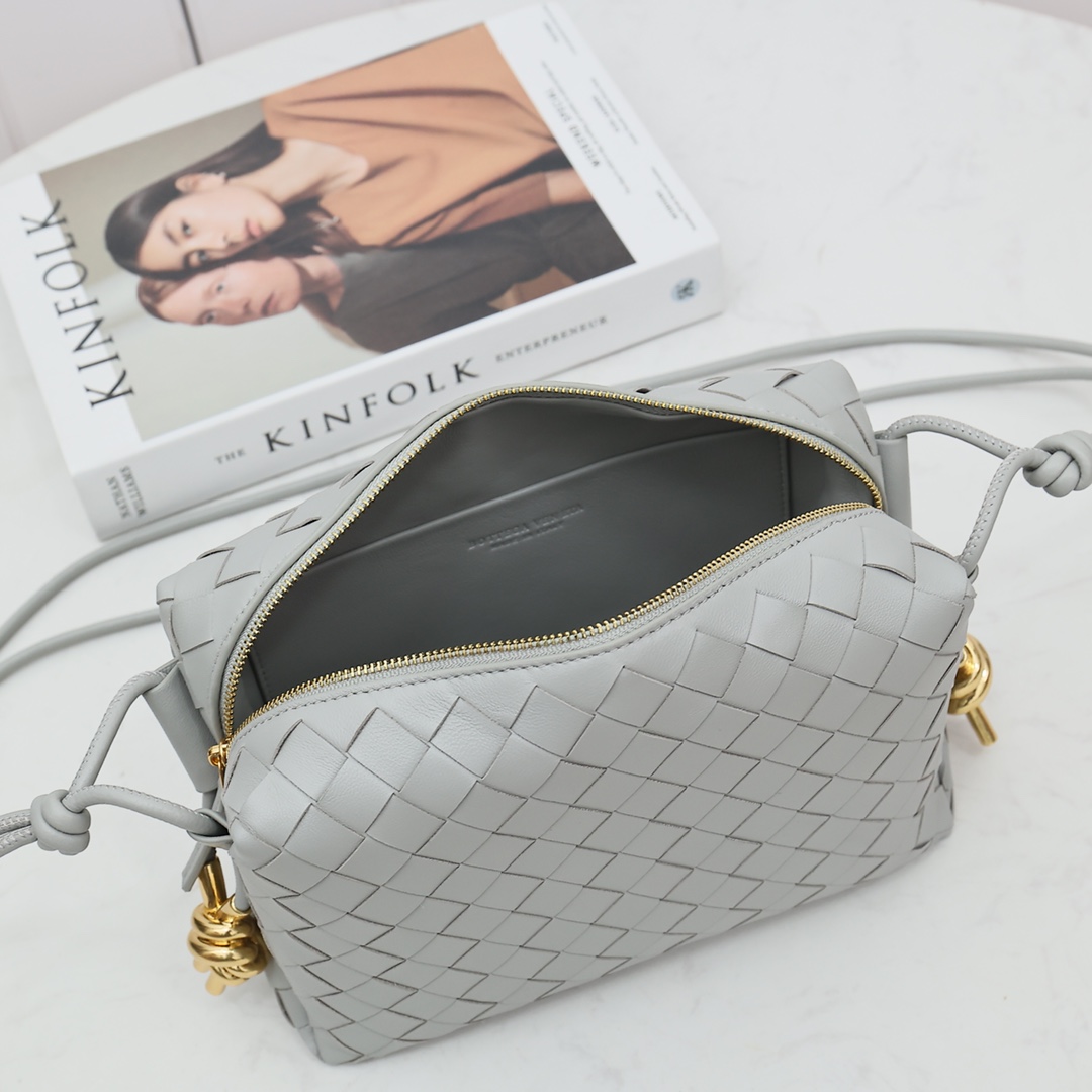 Kleine Loop-Kameratasche von Bottega Veneta - EUR FASHION