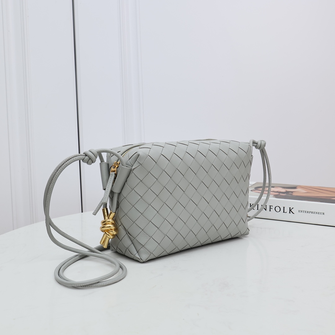 Kleine Loop-Kameratasche von Bottega Veneta - EUR FASHION