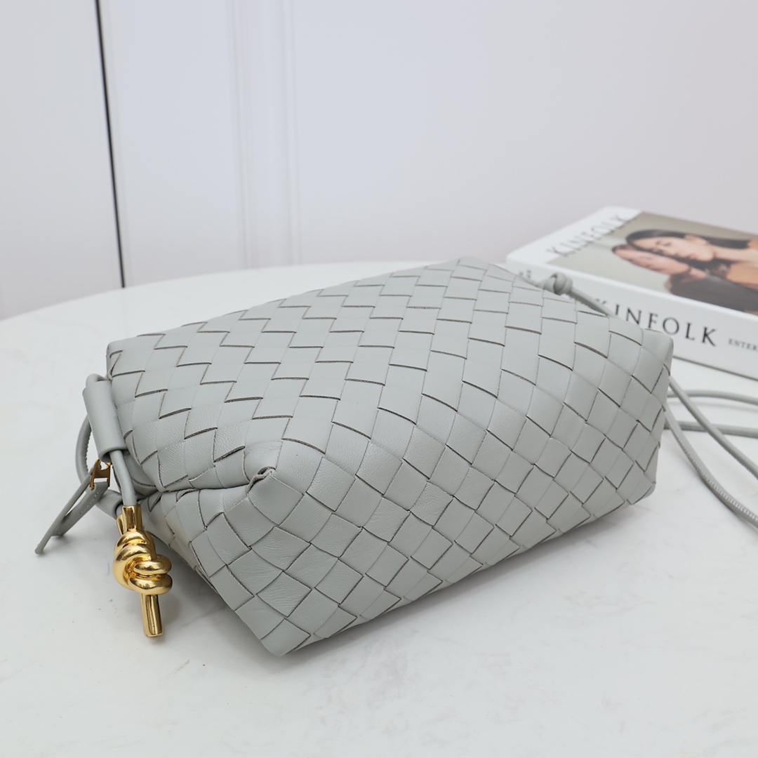 Kleine Loop-Kameratasche von Bottega Veneta - EUR FASHION
