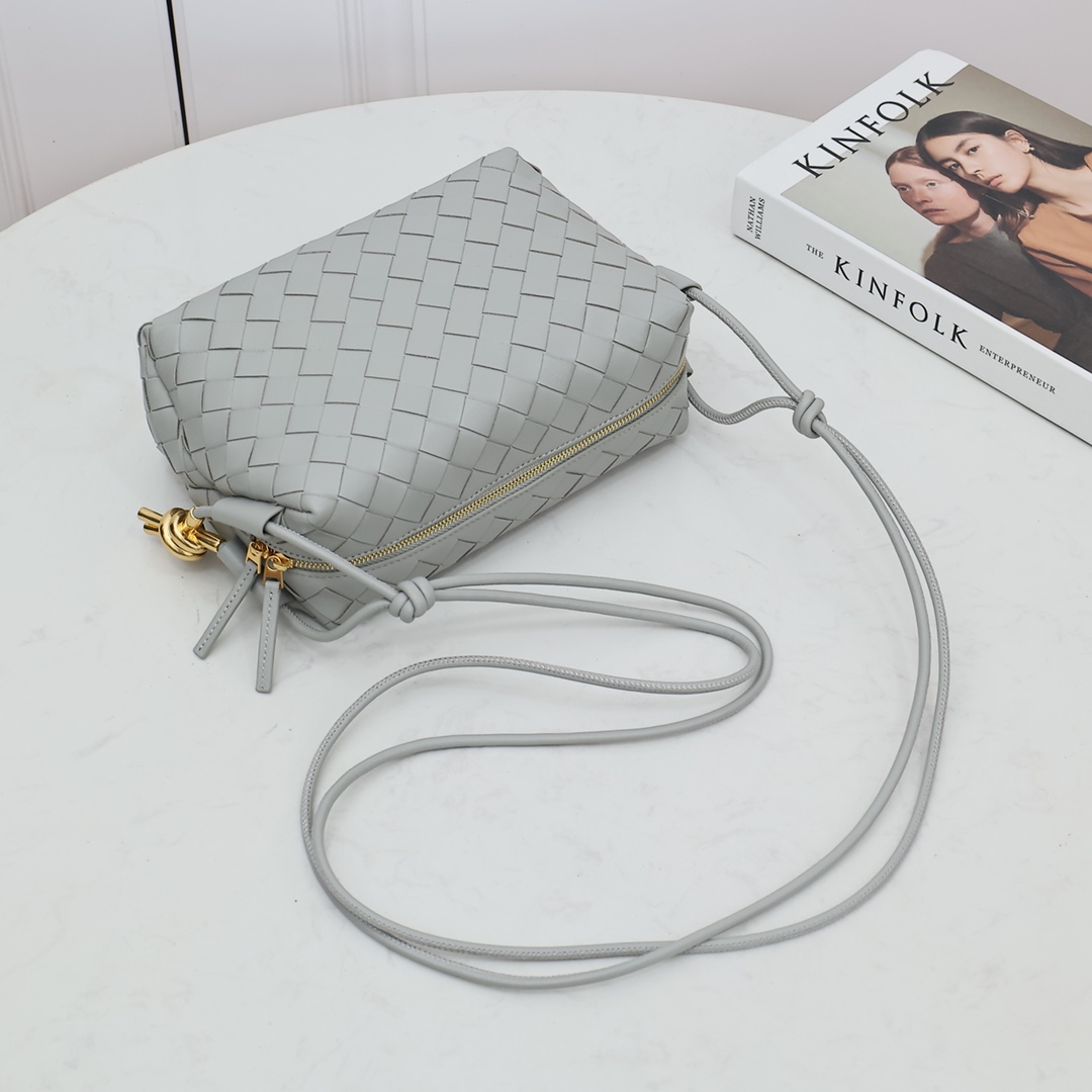 Kleine Loop-Kameratasche von Bottega Veneta - EUR FASHION