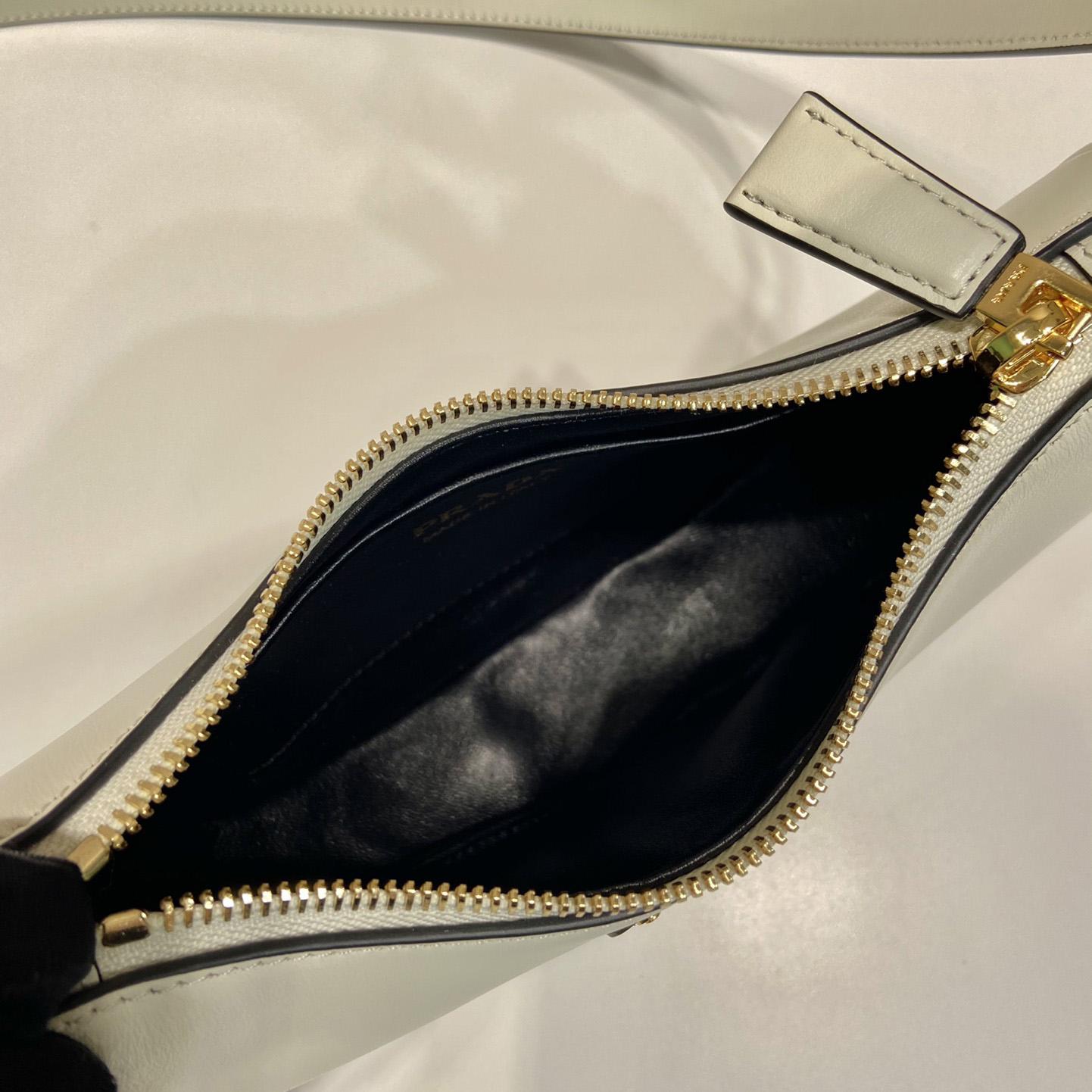 Prada Mini-Umhängetasche aus Arqué-Leder - EUR FASHION