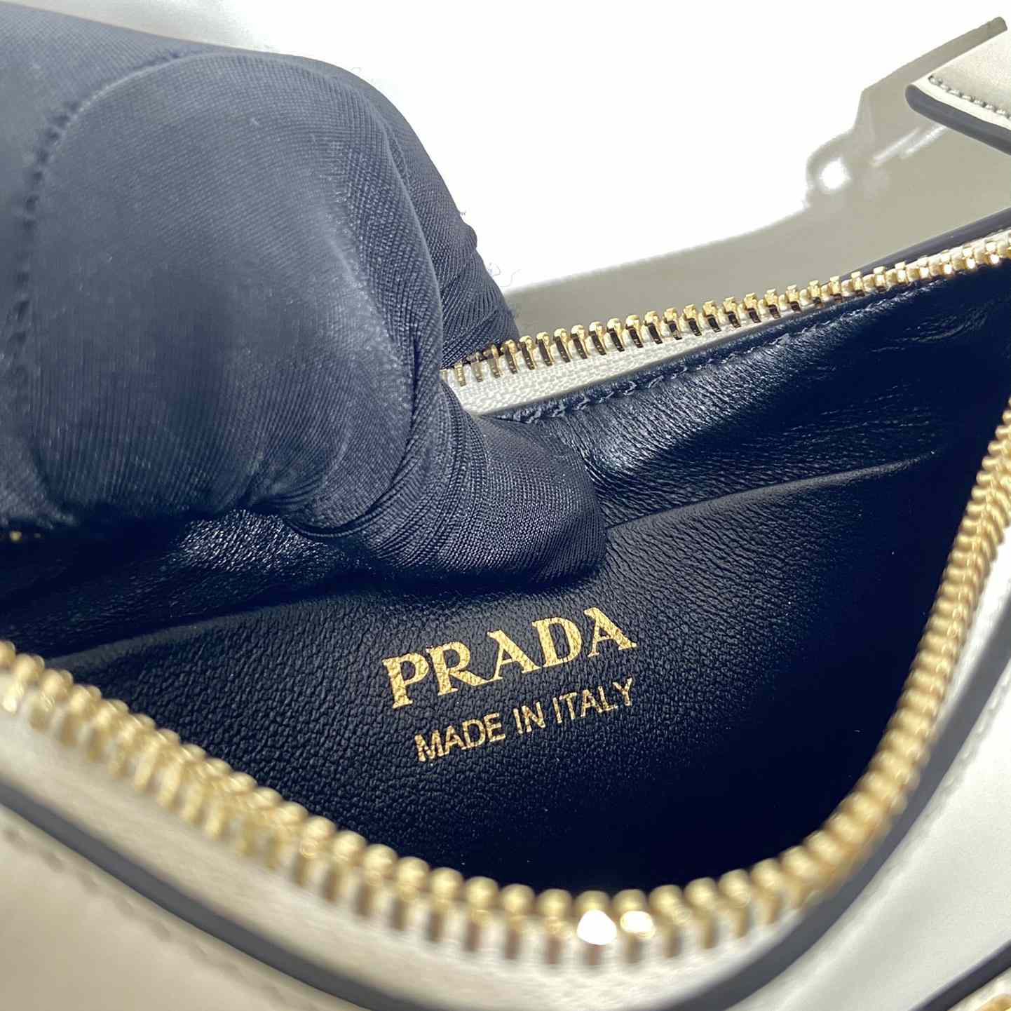 Prada Mini-Umhängetasche aus Arqué-Leder - EUR FASHION