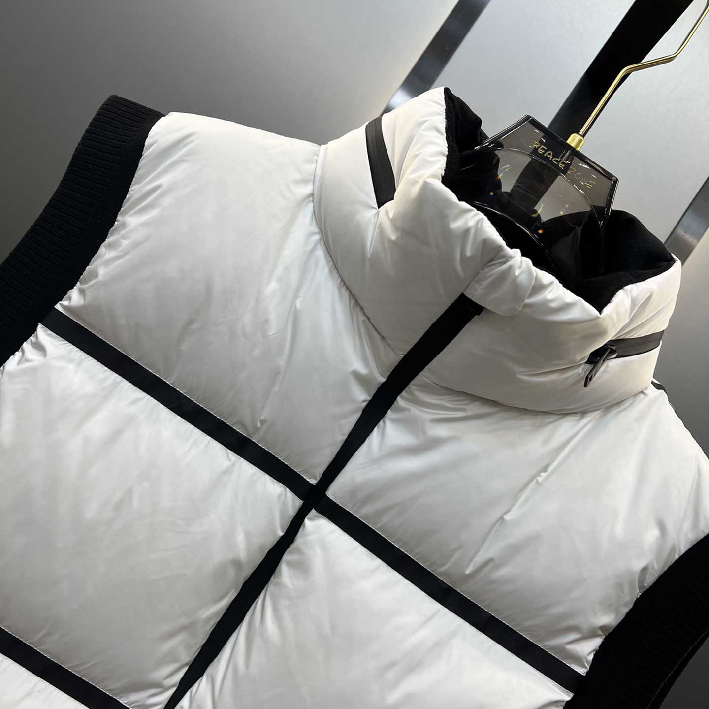 Leichte Daunenweste aus technischem Stoff von Prada - EUR FASHION