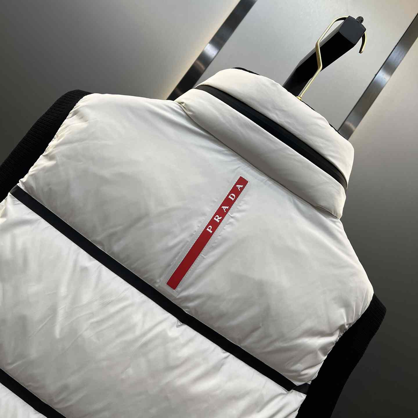 Leichte Daunenweste aus technischem Stoff von Prada - EUR FASHION