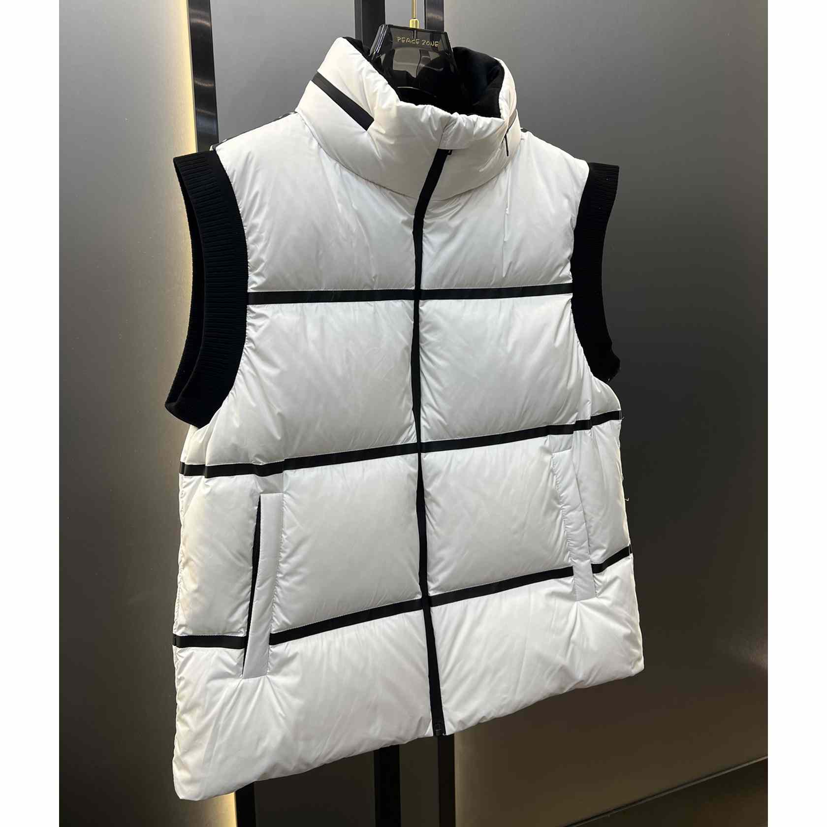 Leichte Daunenweste aus technischem Stoff von Prada - EUR FASHION