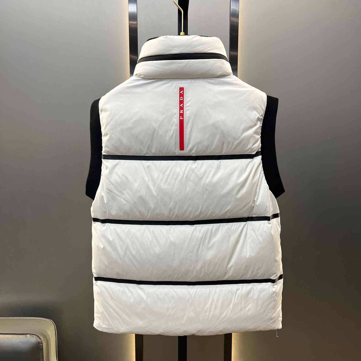 Leichte Daunenweste aus technischem Stoff von Prada - EUR FASHION