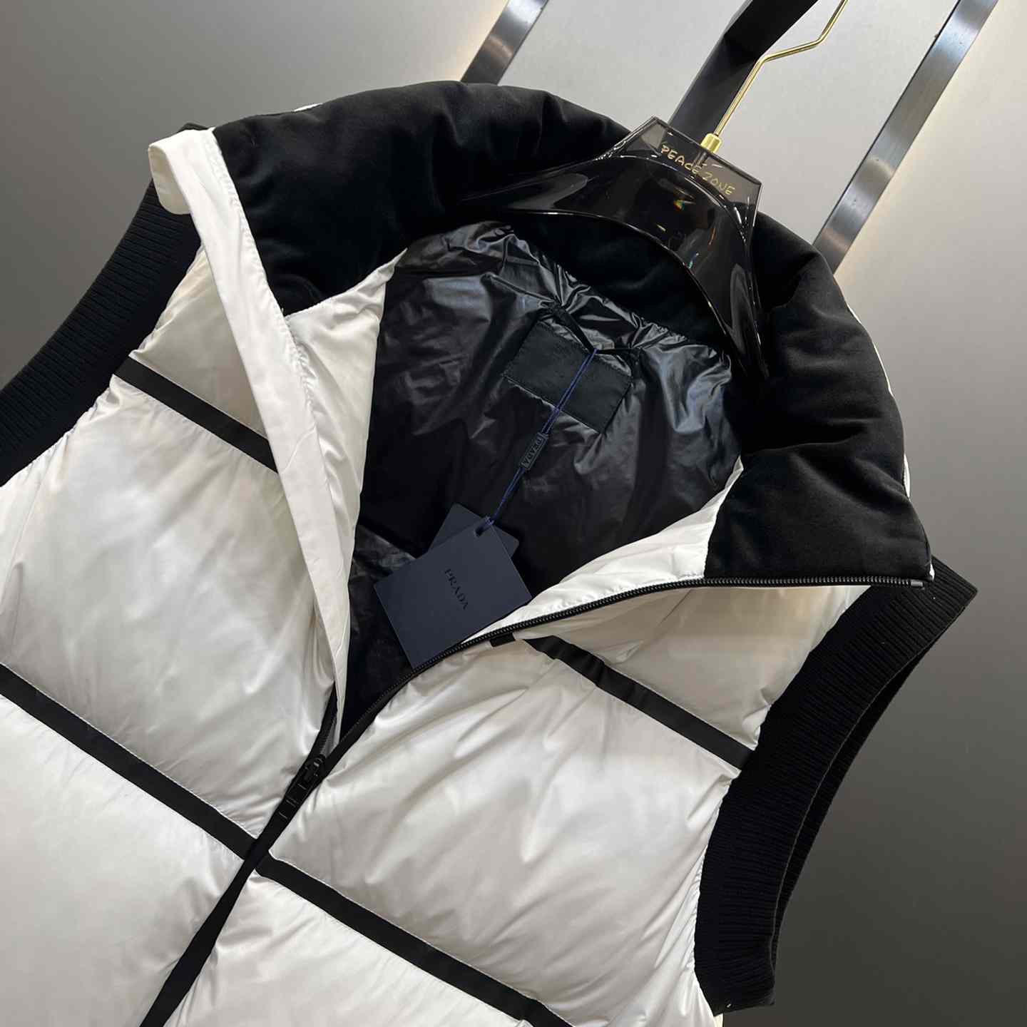Leichte Daunenweste aus technischem Stoff von Prada - EUR FASHION