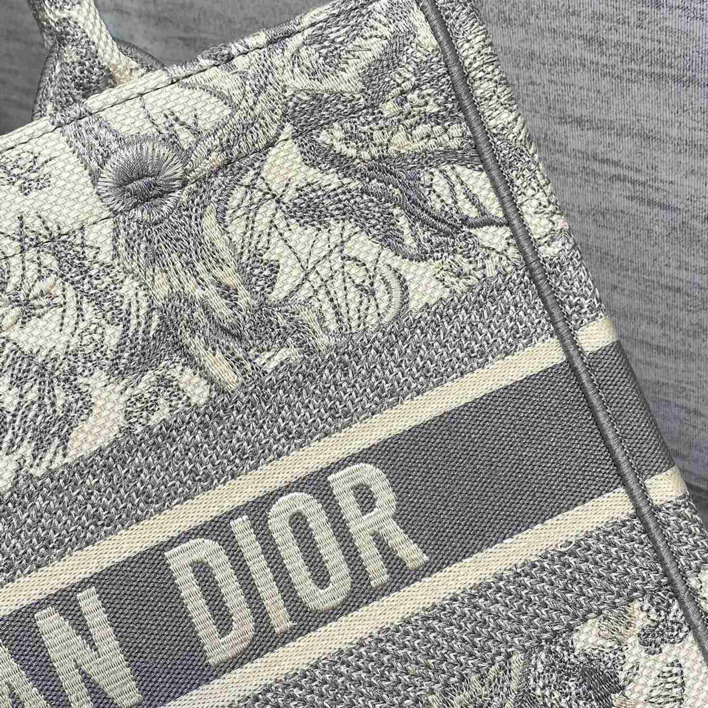 Mittlere Dior-Buchtasche von Dior - EUR FASHION