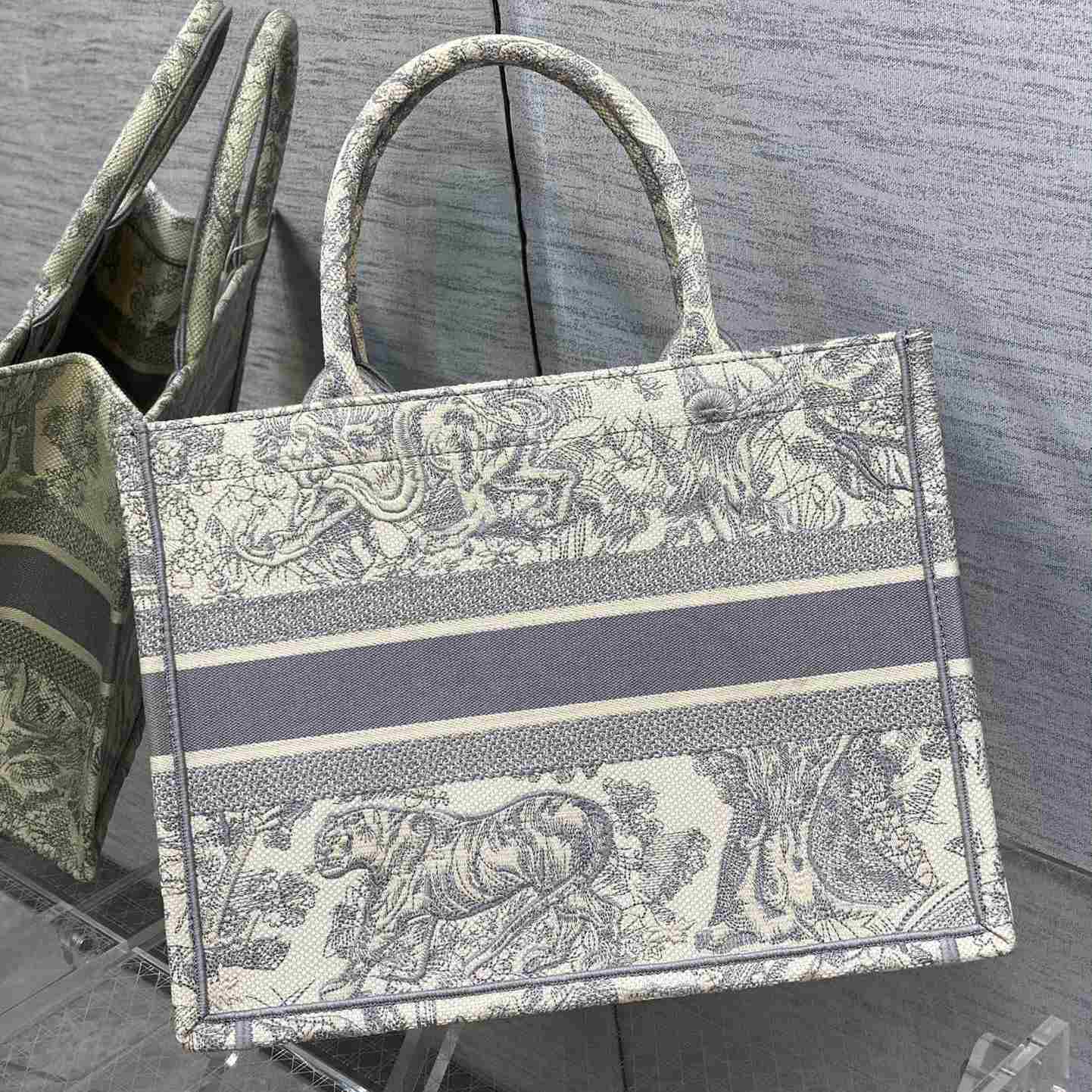 Mittlere Dior-Buchtasche von Dior - EUR FASHION