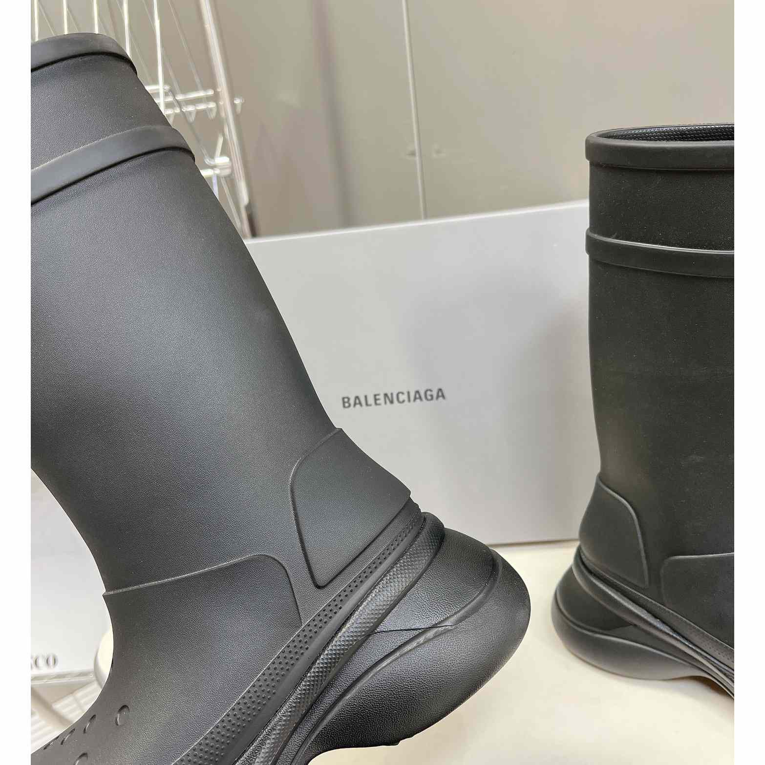 Balenciaga Crocs™ Stiefel aus schwarzem Gummi - EUR FASHION