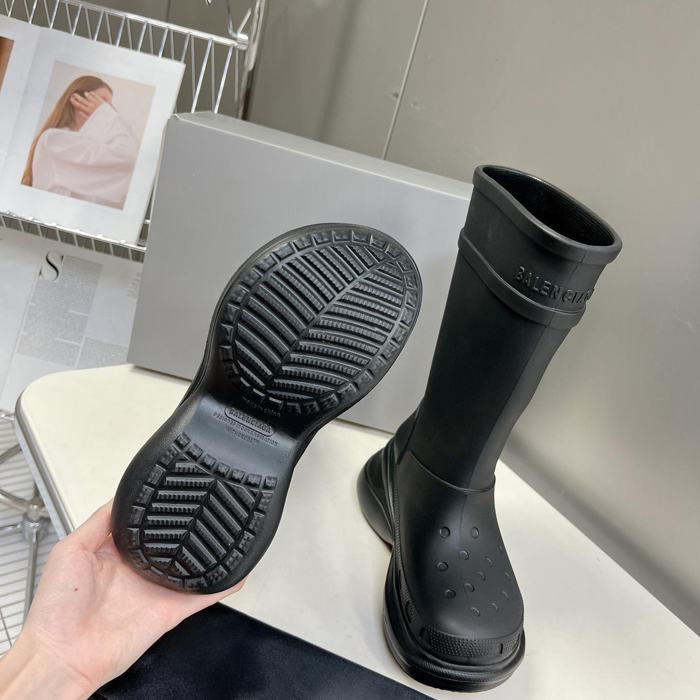 Balenciaga Crocs™ Stiefel aus schwarzem Gummi - EUR FASHION