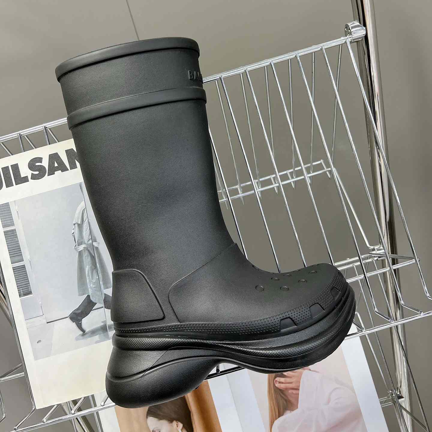 Balenciaga Crocs™ Stiefel aus schwarzem Gummi - EUR FASHION