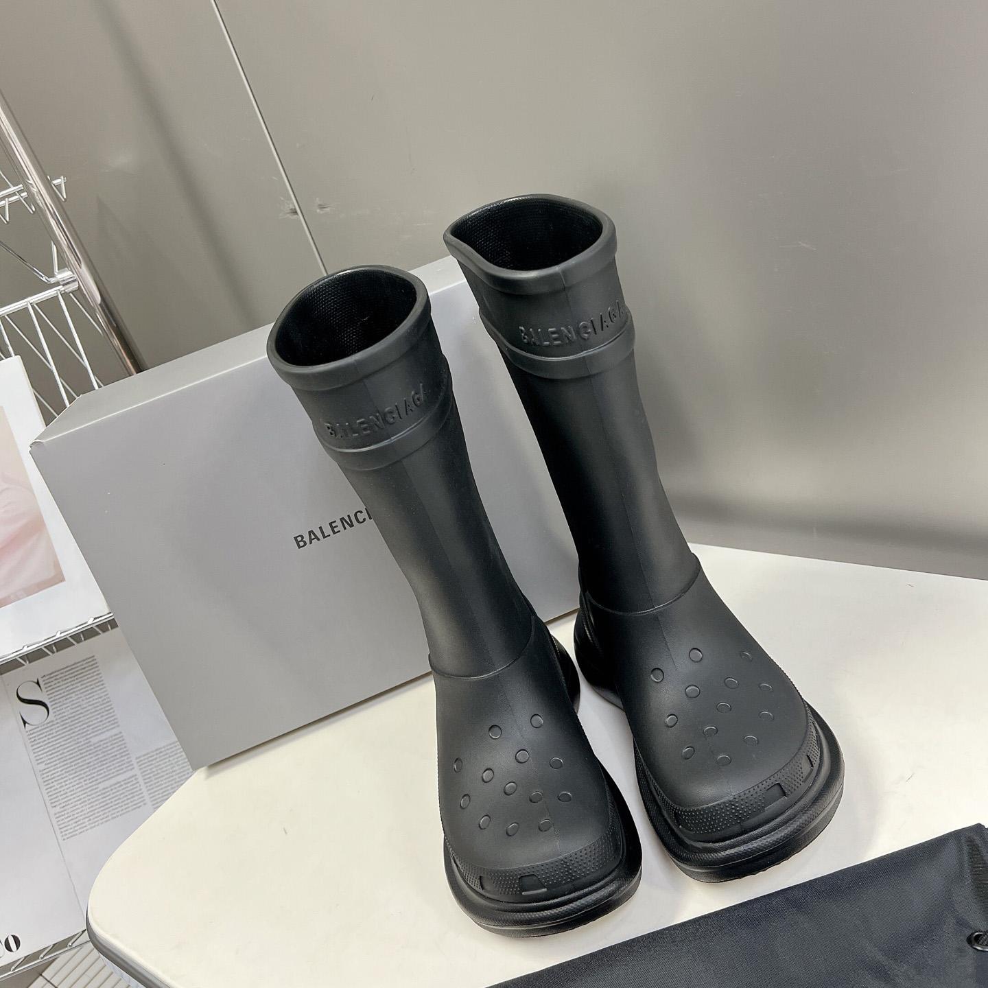 Balenciaga Crocs™ Stiefel aus schwarzem Gummi - EUR FASHION