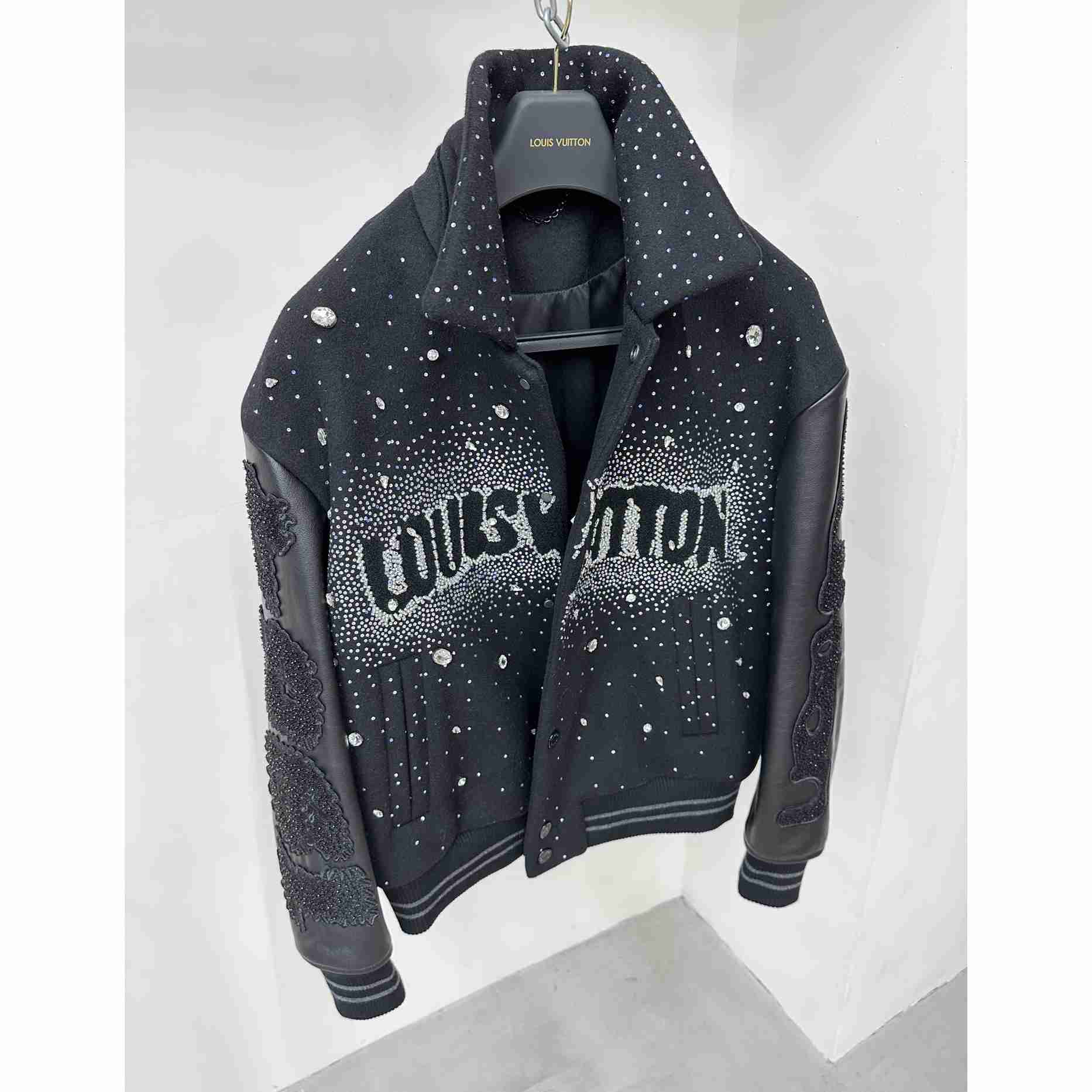 Auf Bestellung gefertigter bestickter College-Blouson von Louis Vuitton 1ABY78 - EUR FASHION