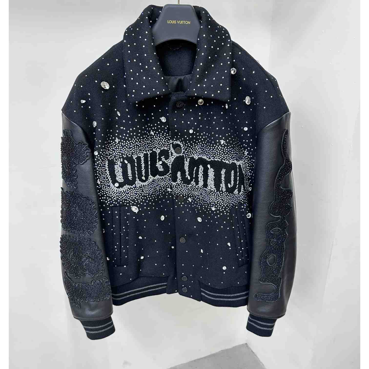 Auf Bestellung gefertigter bestickter College-Blouson von Louis Vuitton 1ABY78 - EUR FASHION