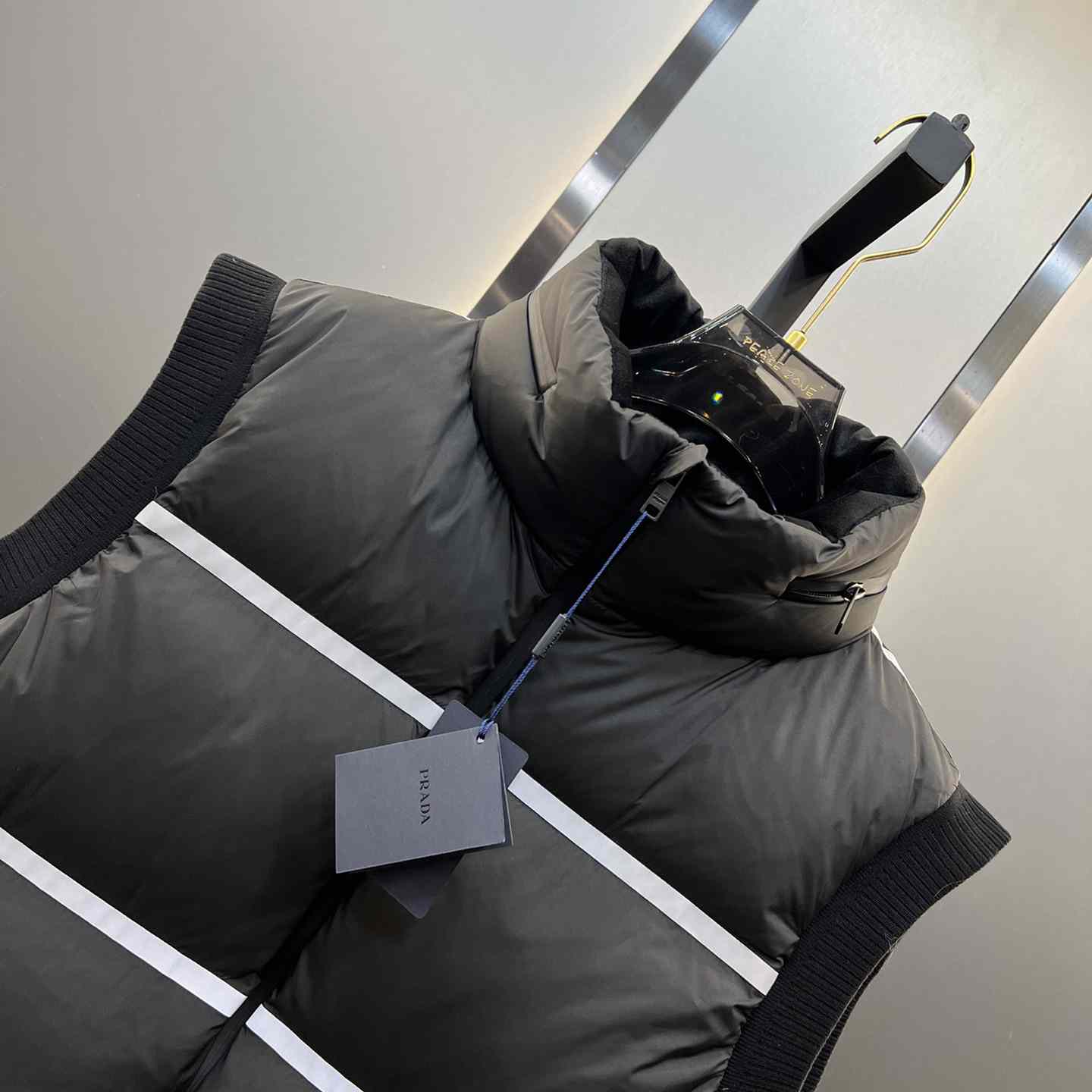 Leichte Daunenweste aus technischem Stoff von Prada - EUR FASHION