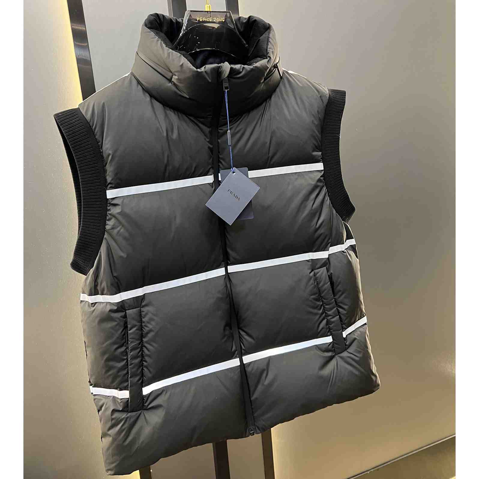 Leichte Daunenweste aus technischem Stoff von Prada - EUR FASHION