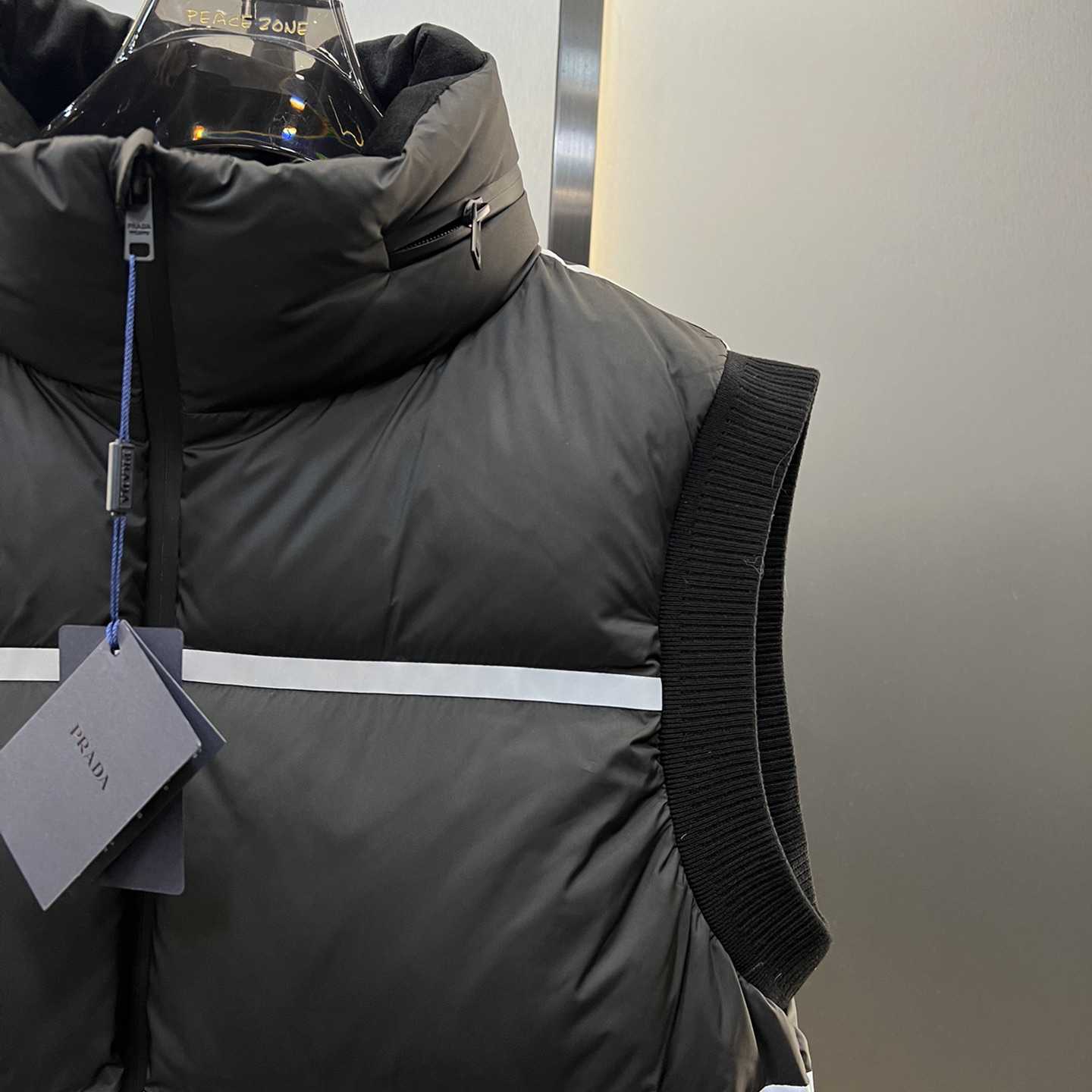 Leichte Daunenweste aus technischem Stoff von Prada - EUR FASHION