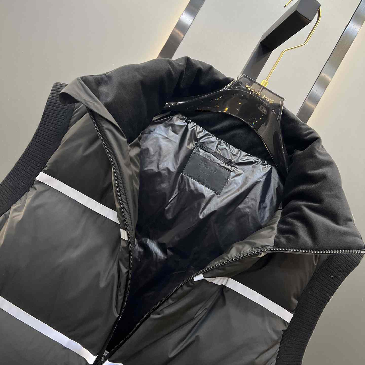 Leichte Daunenweste aus technischem Stoff von Prada - EUR FASHION
