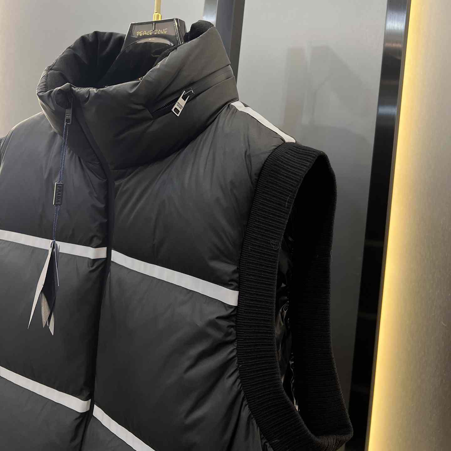 Leichte Daunenweste aus technischem Stoff von Prada - EUR FASHION