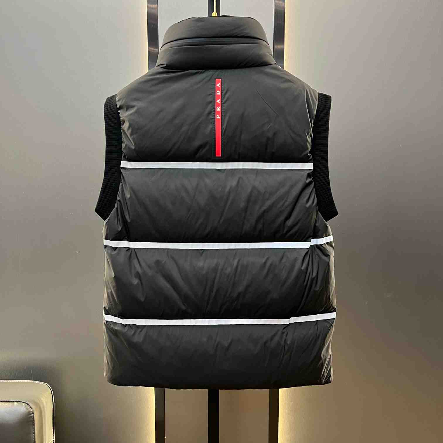 Leichte Daunenweste aus technischem Stoff von Prada - EUR FASHION