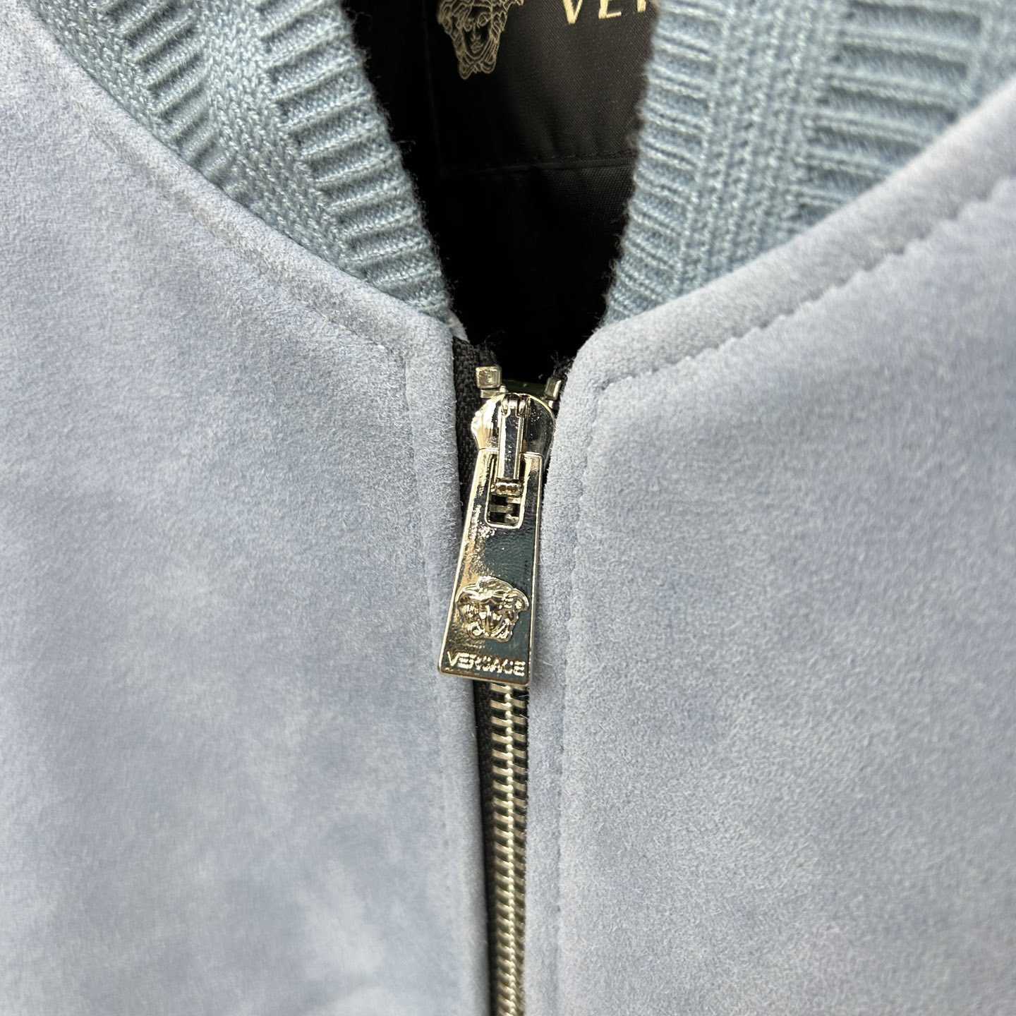 Versace Seashell Barock-Logo-Wildlederjacke - EUR FASHION