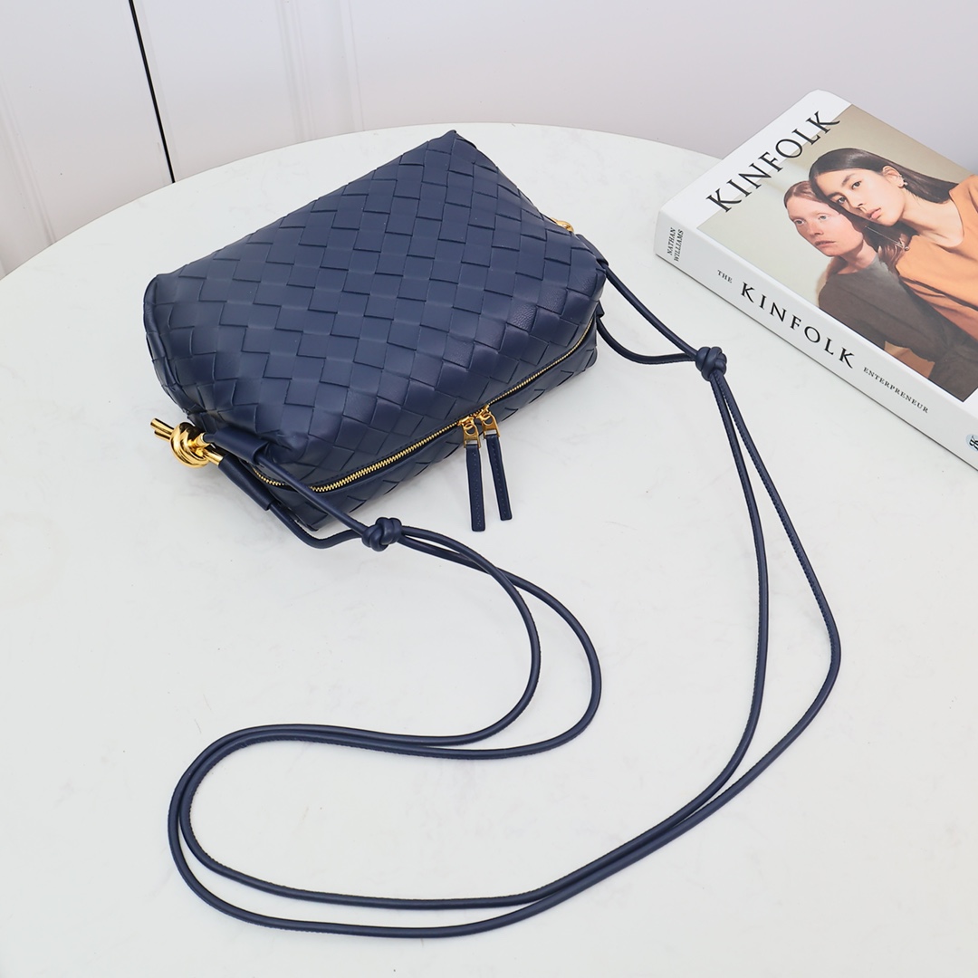 Kleine Loop-Kameratasche von Bottega Veneta - EUR FASHION